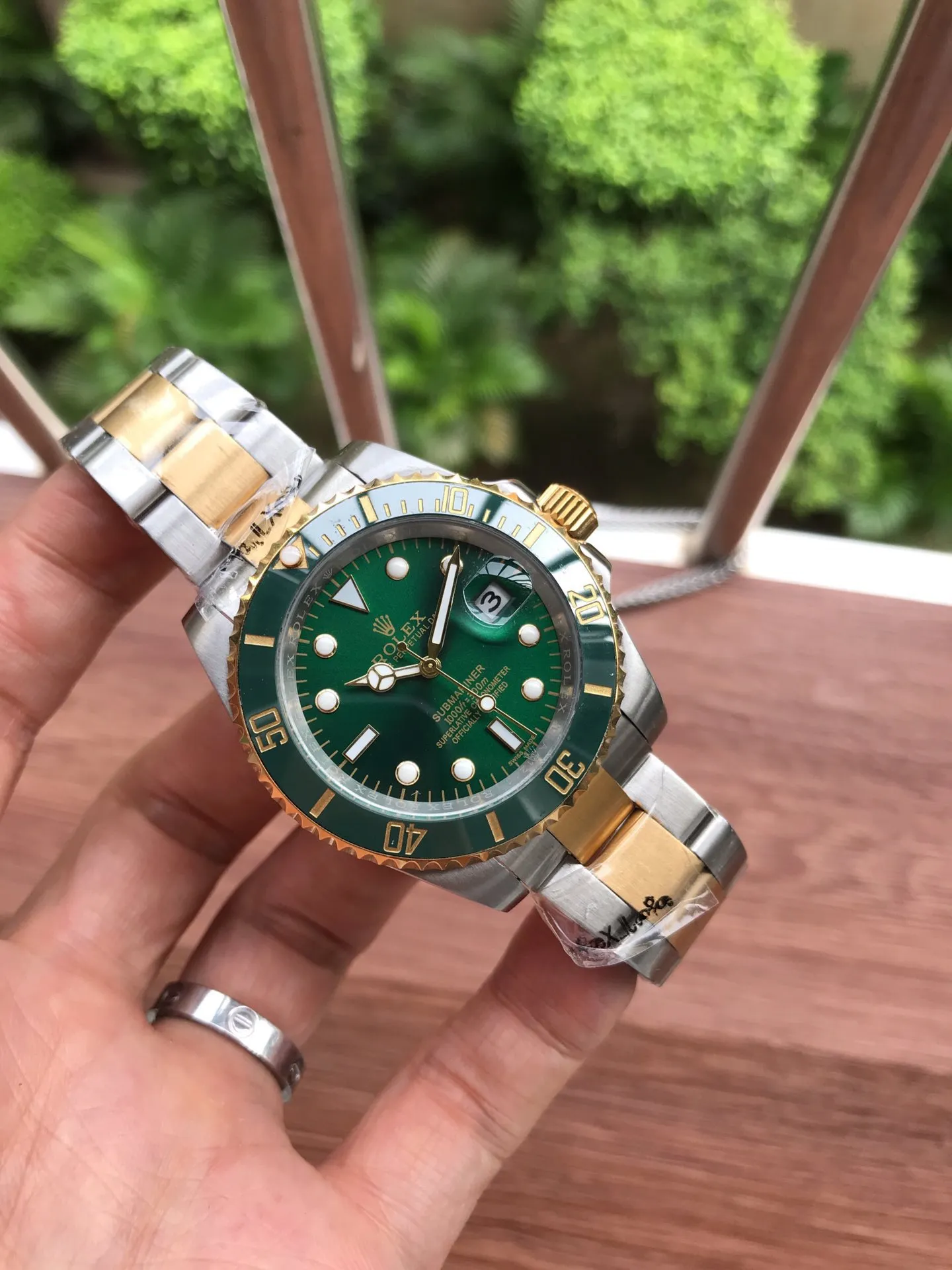 【Foreign trade import】💰850! Rolex 💯ROLEX 💥Submariner Submariner This is a play watch. It’s so cool. [Wit][Wit] Submariner model 116610LV green plate 68,100HK$ Hong Kong price 5626 movement 40mm. If nothing else, this stainless steel material cannot be imitated by market products. The Submariner is definitely the favorite of men and women who like to show their individuality. It looks good with girls. You can also control it as you like. Be a cool girl. Almost all celebrities and fashionistas must have one. The quality allows you to wear it in the counter without losing face. It is better than the products on the market. It can be used as a casual formal wear. Look for the exclusive real-shot details. Don’t say anything. If you like it, hurry up and take action immediately. 💥Please look for the TAAA1211 inside the shell.