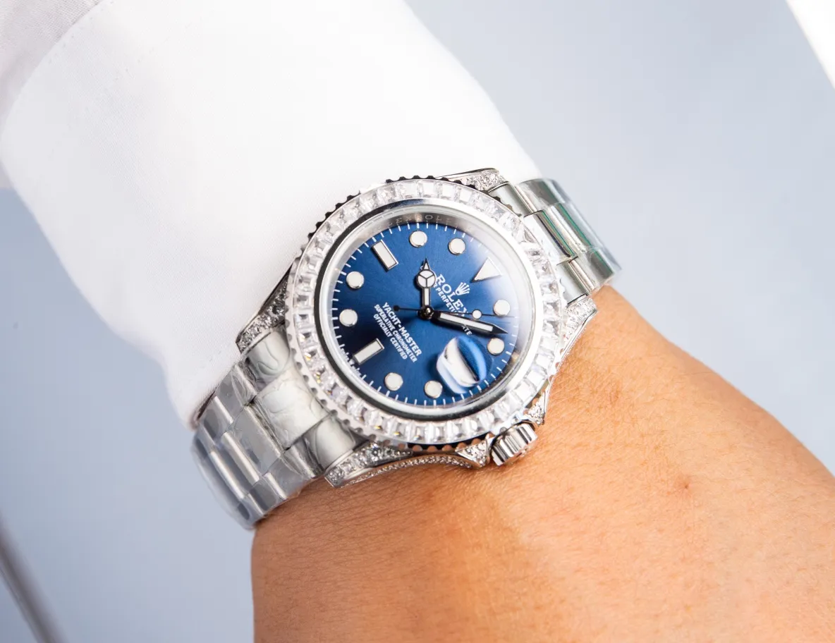 【Top Replica】💰5200! Rolex's global limited gemstone model - the Yacht-Master, pushes the limits aesthetically. On this watch, you can combine your love of jewelry and Swiss watches into one. The bezel, case and buckle are all studded with Swarovski diamonds! A walking work of art, a symbol of identity and status, the aura is clear at a glance! Really stunning! Can't put it down❤️ [Movement] It uses the 3235 fully automatic all-in-one machine with the soul blue hairspring that symbolizes Rolex, and its performance is extremely stable. [Case] ​​The size of the watch is 40mm, and every detail is perfectly reproduced one to one. [Watch strap] Forged from 904L fine steel, the strap has a classic oyster shape, with brushing on both sides and high polishing in the middle. The buckle has the same double safety buckle as the original one, and the buckle engraving is clearly visible. [Mirror] Sapphire mirror. Super luminous text, the color of the text is more delicate, creating a visual effect consistent with the original product! 🍻It is shocking and noble when you use it. You deserve it!