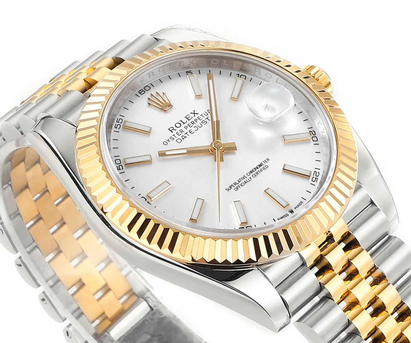 【High-end replica】💰1240! 【Customized all-in-one machine】💰1900! [Top replica] Private chat! ! ! The Rolex Datejust 41mm series creates a classic watch model. 1: The movement adopts Swiss 3235 movement. 2: In terms of material, the overall material is made of 904 steel. The curvature of the side of the case is polished in place, and the thickness of the side is consistent with the original. 3: Classic dog tooth collar. The platinum (electroplated) ring presents a radiant light effect that is extremely close to the original version, and the triangular pit pattern is clean and neat. 4: The watch mirror is made of real sapphire mirror, which increases the transparency of the watch. At the same time, it has been treated with anti-glare technology, making it very convenient to read watch data and has high hardness. 5: The only synchronous original thickness in the market is 11.5mm. This picture was taken in top reproduction quality!