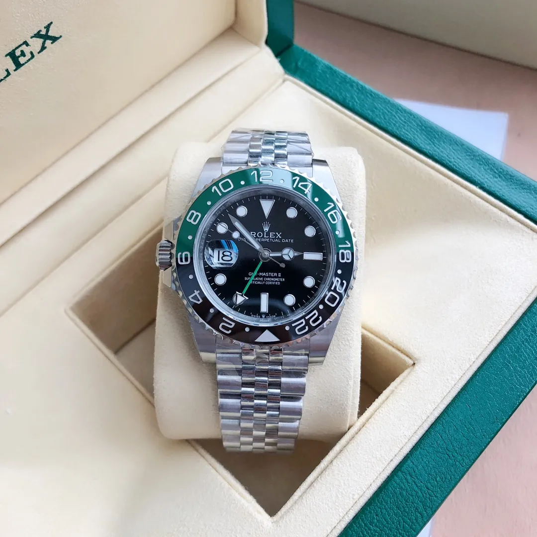 【High-end replica】💰1240! 【Customized all-in-one machine】💰1720! Rolex GMT-Master, the latest model on the official website [New products are on the shelves, unstoppable] You know, there are not many in stock ♛ Rolex, top-notch products, the latest model, new product, Sprite, left-hander, "new mileage" breaks through boundaries and advances in fashion, 2022 GMT-Master GMT, black and green ceramic ring, shocking launch The steel is made of authentic imported 904L raw materials, forged and polished, and other processes. It adheres to the promise not to mix ordinary steel with fish. It is also equipped with the original 3186/2836 fully automatic mechanical movement. It has accurate and stable travel time, professional testing and inspection, and zero repairs! It is reflected in the following: 1: The same GMT dual time zone hand as the original version is on the second layer above the bottom hour hand. The order from bottom to top is: hour hand - dual time zone hand - minute - second. 2: Same as the original version, you can adjust the calendar function by debugging the hour hand jump quickly. 3: Diameter: 40mm special anti-scratch sapphire mirror, "the luminous dial is platinum electroplated," more beautiful and high-quality, super luminous effect display, almost the same as the original, a real king that breaks through technical barriers and synchronizes the original handle crown vertically upward, with excellent waterproof performance! Welcome to reprint!