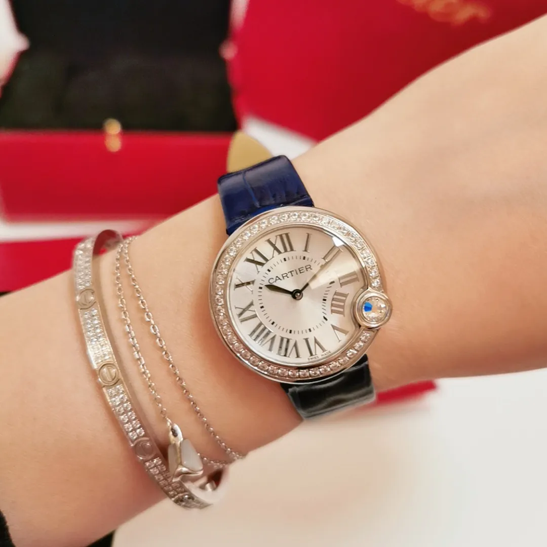 【Foreign trade import】💰1120! Upgraded version, quality upgrade without price increase. The whitest balloon and gray and black strap are closer to the original product! Cartier Ballon Blanc de Cartier series! Size 30mm! Counter genuine synchronized version! I fell in love with the white balloon at first sight! "Haze Gray" is super white! The biggest difference between the white balloon and the blue balloon is that there is a rhombus diamond in the fourth position! The low-key leather strap complements the luster of the electroplated 18k rose gold dial! The latest styles from the counter will not be as popular as blue balloons! (1)Swiss Ronda quartz movement➕(2)With fisheye sapphire mirror glass, the crown at 4 o'clock is set with a 0.14 carat diamond! The color perfectly restores the real diamond! Rhombus-shaped diamonds are different from ordinary zircons on the market! (3) Silver Roman font, not blue! The grilled blue needle hands have also been changed to rose gold! (4) We also spend a lot of money on the watch strap to achieve genuine 1:1 quality and match it with Italian cowhide.