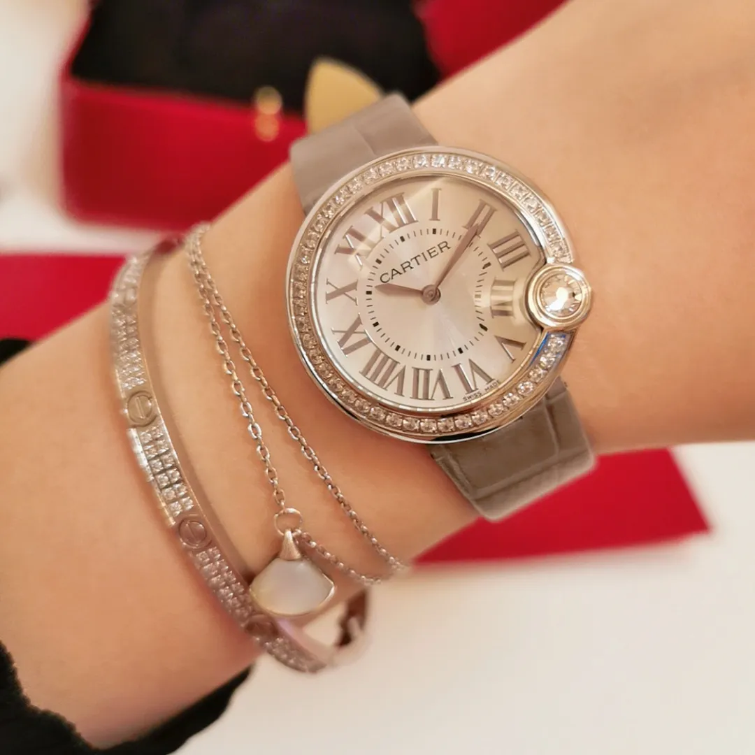 【Foreign trade import】💰1120! Upgraded version, quality upgrade without price increase. The whitest balloon and gray and black strap are closer to the original product! Cartier Ballon Blanc de Cartier series! Size 30mm! Counter genuine synchronized version! I fell in love with the white balloon at first sight! "Haze Gray" is super white! The biggest difference between the white balloon and the blue balloon is that there is a rhombus diamond in the fourth position! The low-key leather strap complements the luster of the electroplated 18k rose gold dial! The latest styles from the counter will not be as popular as blue balloons! (1)Swiss Ronda quartz movement➕(2)With fisheye sapphire mirror glass, the crown at 4 o'clock is set with a 0.14 carat diamond! The color perfectly restores the real diamond! Rhombus-shaped diamonds are different from ordinary zircons on the market! (3) Silver Roman font, not blue! The grilled blue needle hands have also been changed to rose gold! (4) We also spend a lot of money on the watch strap to achieve genuine 1:1 quality and match it with Italian cowhide.