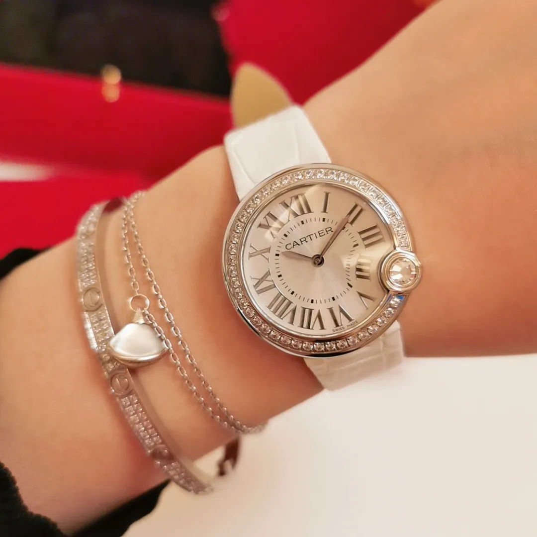 【Foreign trade import】💰1120! Upgraded version, quality upgrade without price increase. The whitest balloon and gray and black strap are closer to the original product! Cartier Ballon Blanc de Cartier series! Size 30mm! Counter genuine synchronized version! I fell in love with the white balloon at first sight! "Haze Gray" is super white! The biggest difference between the white balloon and the blue balloon is that there is a rhombus diamond in the fourth position! The low-key leather strap complements the luster of the electroplated 18k rose gold dial! The latest styles from the counter will not be as popular as blue balloons! (1)Swiss Ronda quartz movement➕(2)With fisheye sapphire mirror glass, the crown at 4 o'clock is set with a 0.14 carat diamond! The color perfectly restores the real diamond! Rhombus-shaped diamonds are different from ordinary zircons on the market! (3) Silver Roman font, not blue! The grilled blue needle hands have also been changed to rose gold! (4) We also spend a lot of money on the watch strap to achieve genuine 1:1 quality and match it with Italian cowhide.
