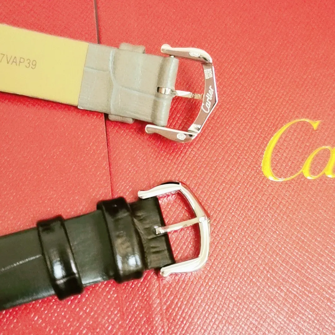 【Foreign trade import】💰1120! Upgraded version, quality upgrade without price increase. The whitest balloon and gray and black strap are closer to the original product! Cartier Ballon Blanc de Cartier series! Size 30mm! Counter genuine synchronized version! I fell in love with the white balloon at first sight! "Haze Gray" is super white! The biggest difference between the white balloon and the blue balloon is that there is a rhombus diamond in the fourth position! The low-key leather strap complements the luster of the electroplated 18k rose gold dial! The latest styles from the counter will not be as popular as blue balloons! (1)Swiss Ronda quartz movement➕(2)With fisheye sapphire mirror glass, the crown at 4 o'clock is set with a 0.14 carat diamond! The color perfectly restores the real diamond! Rhombus-shaped diamonds are different from ordinary zircons on the market! (3) Silver Roman font, not blue! The grilled blue needle hands have also been changed to rose gold! (4) We also spend a lot of money on the watch strap to achieve genuine 1:1 quality and match it with Italian cowhide.