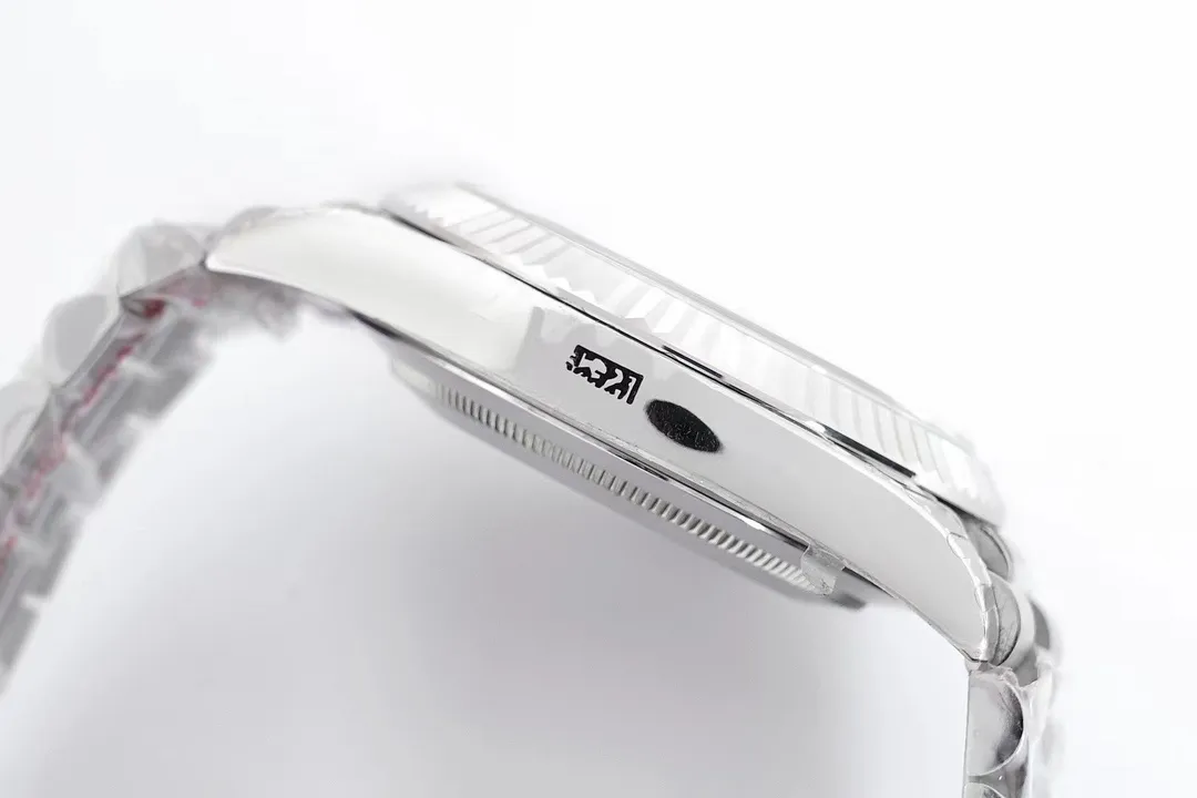 【High-end replica】💰1300! 【Top Replica】💰Private chat! Rolex Day-Date 40 [Upgraded to the new 3255 all-in-one machine] 1⃣️ Sapphire mirror, calendar 2.5x magnifying glass, the effect is synchronized with the original version. 2⃣️Oyster case structure, integrated middle case, screw-in bottom cover and winding crown. 3⃣️The structural dimensions and thickness are the same as the original ones, with a diameter of 40 mm and a thickness of 12 mm. 4⃣️ Equipped with 3255 integrated movement, the time adjustment, thickness and structure are synchronized with the original version. Picture shooting Wei's top replica real shot!