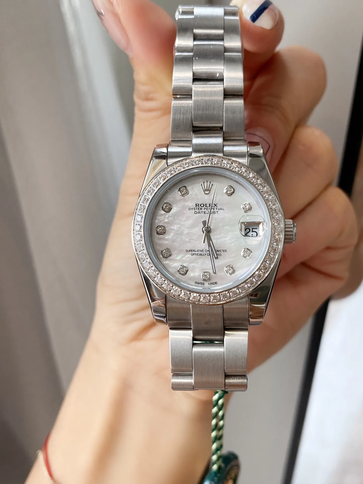 【Foreign trade import】💰840! The new Rolex Oyster is here, candy pearl oysters. Each one is so beautiful and charming, and it is no longer as old-fashioned as imagined. "Parallel bar" numerical displays are specially added at 3 o'clock, 6 o'clock and 9 o'clock on the dial. With the reduced size, the 31mm model is more eye-catching in the color of the dial! The unique and dynamic color scheme makes the new Oyster Perpetual more fashionable and youthful, making it lively! Rolex Calabash Oyster series, please choose your favorite color and be a domineering little woman