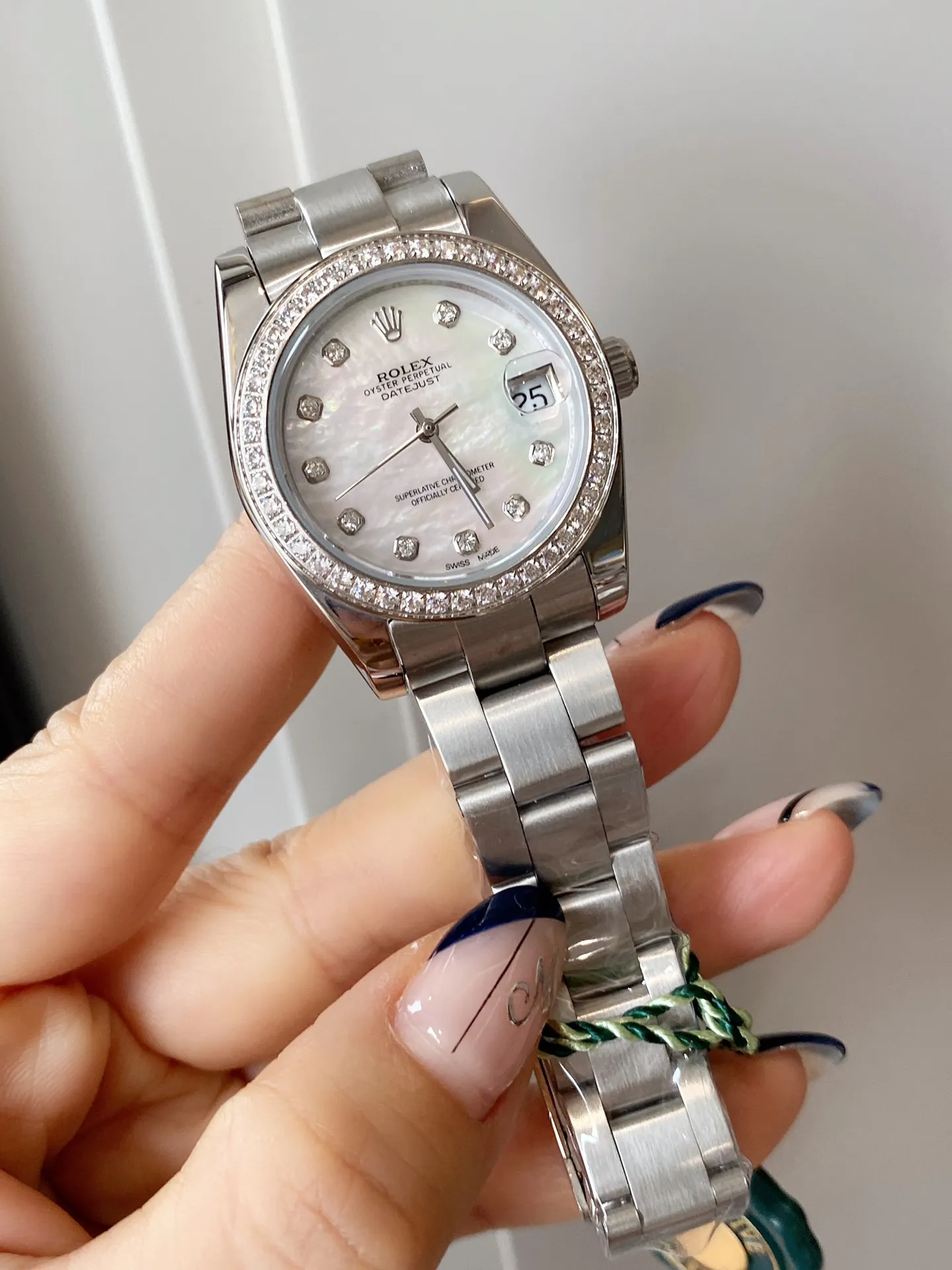 【Foreign trade import】💰840! The new Rolex Oyster is here, candy pearl oysters. Each one is so beautiful and charming, and it is no longer as old-fashioned as imagined. "Parallel bar" numerical displays are specially added at 3 o'clock, 6 o'clock and 9 o'clock on the dial. With the reduced size, the 31mm model is more eye-catching in the color of the dial! The unique and dynamic color scheme makes the new Oyster Perpetual more fashionable and youthful, making it lively! Rolex Calabash Oyster series, please choose your favorite color and be a domineering little woman
