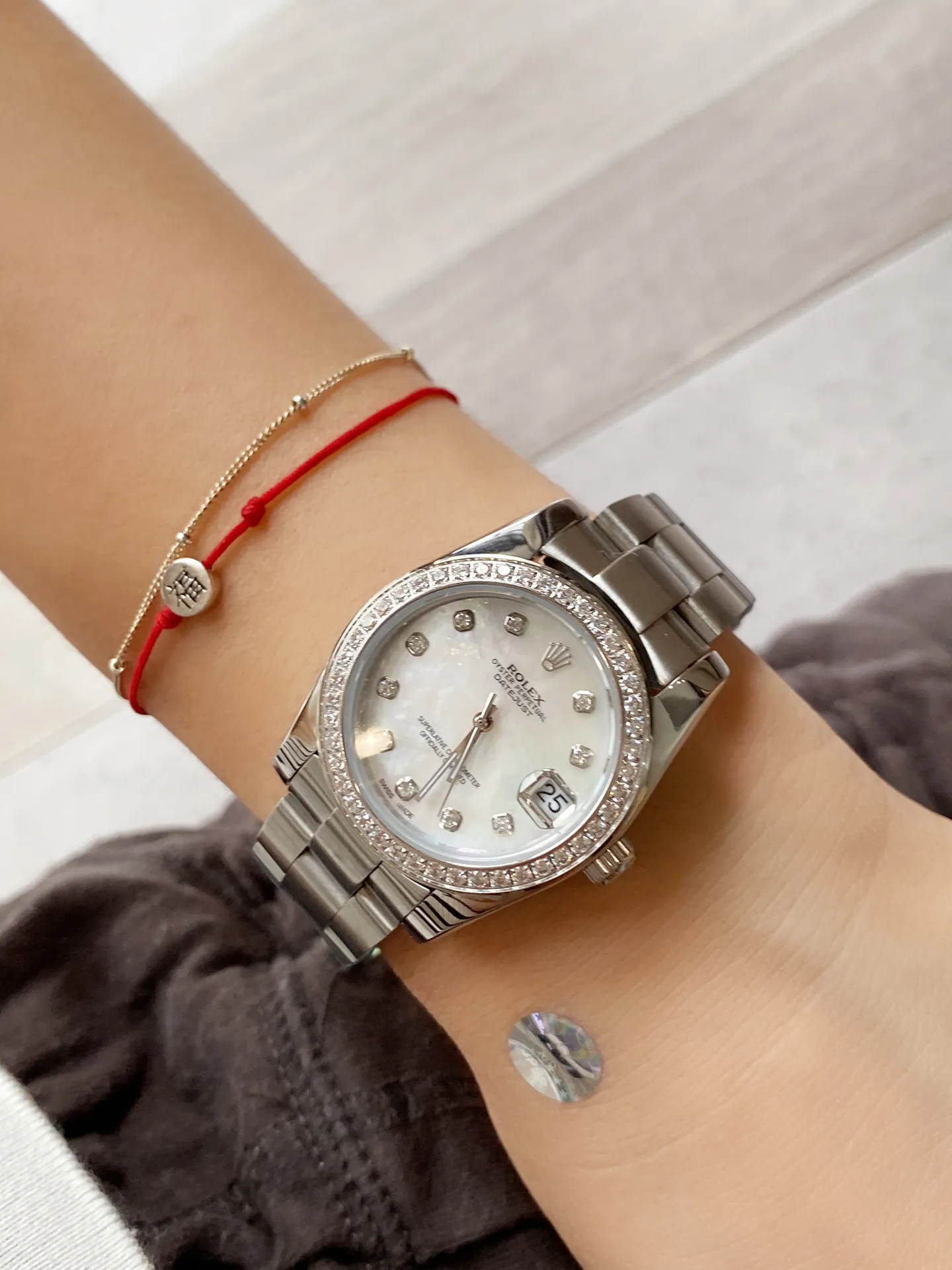 【Foreign trade import】💰840! The new Rolex Oyster is here, candy pearl oysters. Each one is so beautiful and charming, and it is no longer as old-fashioned as imagined. "Parallel bar" numerical displays are specially added at 3 o'clock, 6 o'clock and 9 o'clock on the dial. With the reduced size, the 31mm model is more eye-catching in the color of the dial! The unique and dynamic color scheme makes the new Oyster Perpetual more fashionable and youthful, making it lively! Rolex Calabash Oyster series, please choose your favorite color and be a domineering little woman