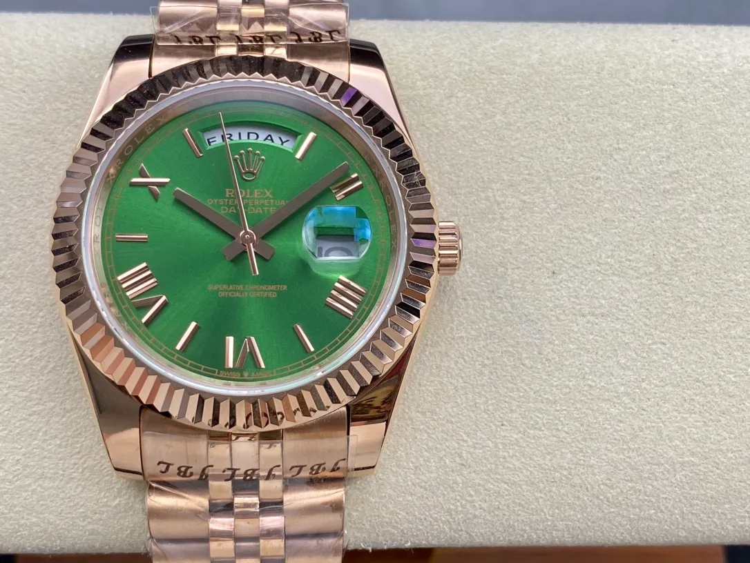 【High-end replica】💰1240! Rolex Day Date Series 40mm [Diameter] 40mm [Movement] Equipped with imported fully automatic mechanical movement [Ring] Rolex RingCommand [Mirror] Scratch-resistant sapphire glass mirror [Material] Imported 316L stainless steel case [Strap] Stainless steel (Oystersteel) optional three-bead/five-bead chain strap [Buckle] Original buckle Super high quality, more beautiful in kind, market exclusive! Classic men's casual watch, the standard accessory for successful men, allowing you to wear it once and for all!