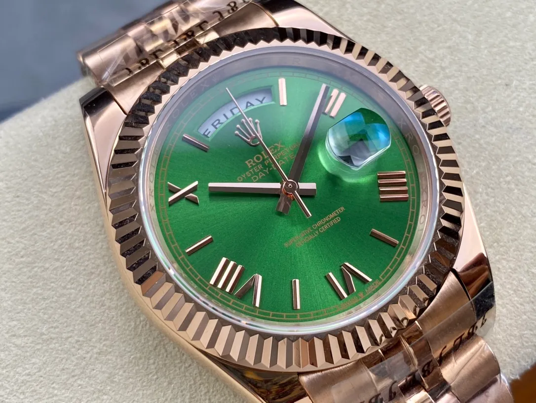 【High-end replica】💰1240! Rolex Day Date Series 40mm [Diameter] 40mm [Movement] Equipped with imported fully automatic mechanical movement [Ring] Rolex RingCommand [Mirror] Scratch-resistant sapphire glass mirror [Material] Imported 316L stainless steel case [Strap] Stainless steel (Oystersteel) optional three-bead/five-bead chain strap [Buckle] Original buckle Super high quality, more beautiful in kind, market exclusive! Classic men's casual watch, the standard accessory for successful men, allowing you to wear it once and for all!