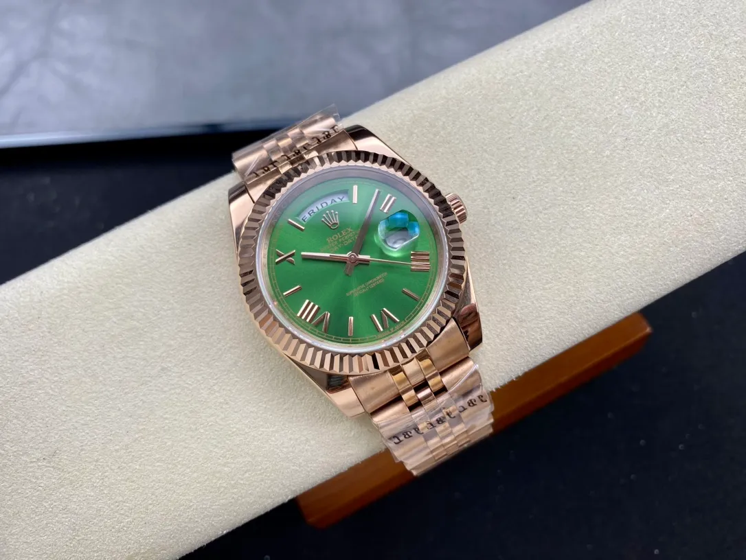 【High-end replica】💰1240! Rolex Day Date Series 40mm [Diameter] 40mm [Movement] Equipped with imported fully automatic mechanical movement [Ring] Rolex RingCommand [Mirror] Scratch-resistant sapphire glass mirror [Material] Imported 316L stainless steel case [Strap] Stainless steel (Oystersteel) optional three-bead/five-bead chain strap [Buckle] Original buckle Super high quality, more beautiful in kind, market exclusive! Classic men's casual watch, the standard accessory for successful men, allowing you to wear it once and for all!