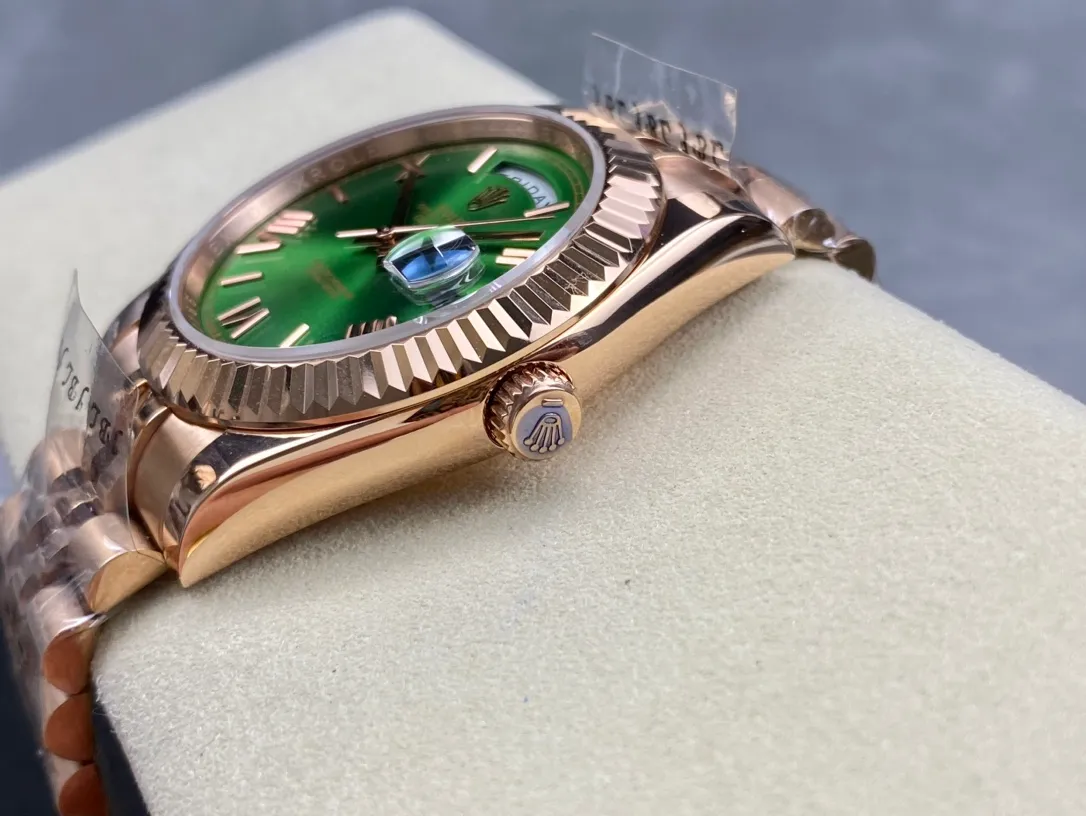 【High-end replica】💰1240! Rolex Day Date Series 40mm [Diameter] 40mm [Movement] Equipped with imported fully automatic mechanical movement [Ring] Rolex RingCommand [Mirror] Scratch-resistant sapphire glass mirror [Material] Imported 316L stainless steel case [Strap] Stainless steel (Oystersteel) optional three-bead/five-bead chain strap [Buckle] Original buckle Super high quality, more beautiful in kind, market exclusive! Classic men's casual watch, the standard accessory for successful men, allowing you to wear it once and for all!