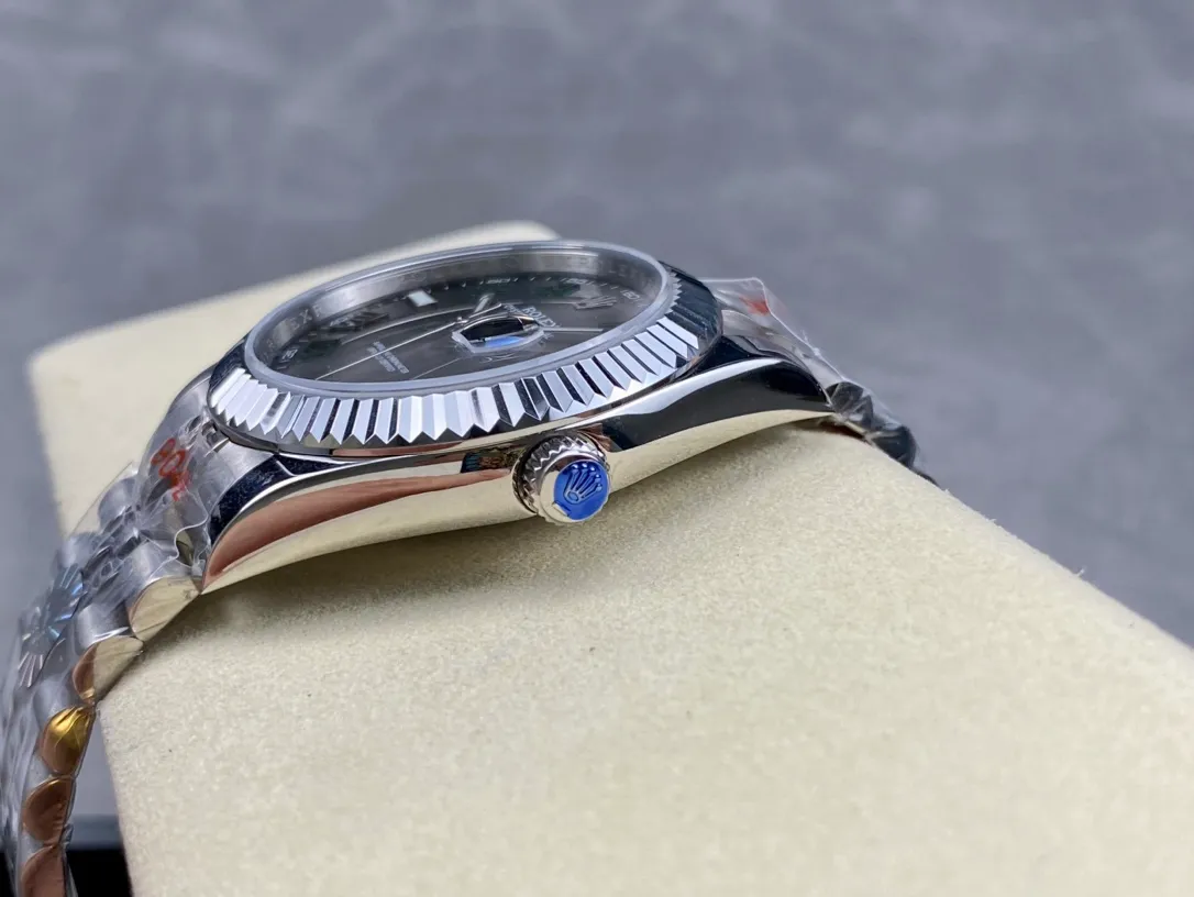 【High-end replica】💰1160! Rolex Single Calendar Datejust Series 41mm [Diameter] 41mm [Movement] Equipped with imported fully automatic mechanical movement [Ring] Rolex RingCommand triangular pit pattern / aperture [Mirror] Scratch-resistant sapphire glass mirror [Material] Imported 316L stainless steel case [Strap] Stainless steel (Oystersteel) optional three-bead/five-bead chain strap [Buckle] Original buckle Super high quality, more beautiful in kind, market exclusive! Classic men's casual watch, the standard accessory for successful men, allowing you to wear it once and for all!