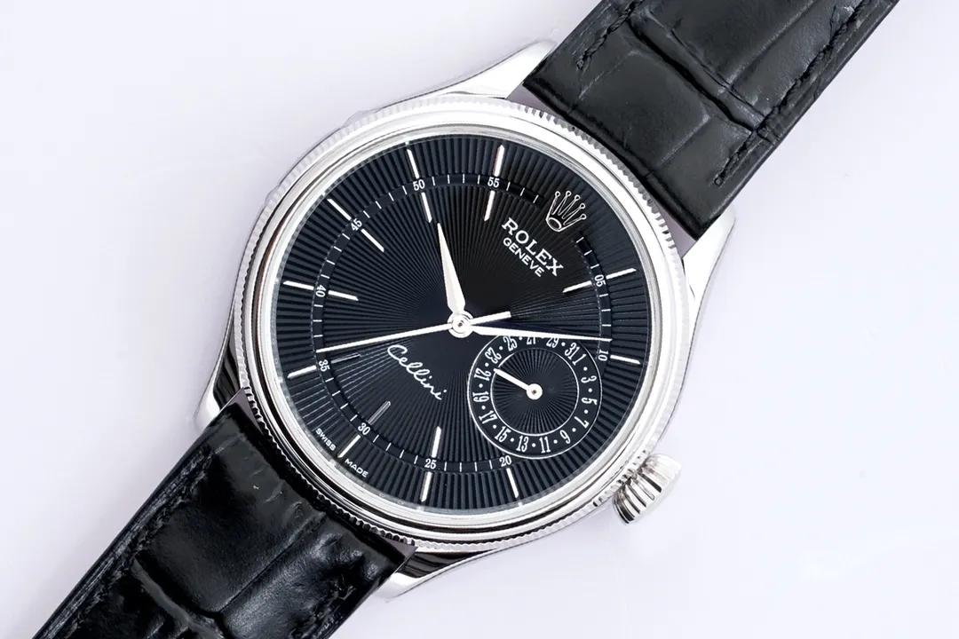 New product in 2023, EW Rolex Cellini Datejust 39 1⃣️ is equipped with 3165 self-winding movement. 2⃣️Integrated middle case, screw-in bottom cover and winding crown. 3⃣️The structural dimensions and thickness are the same as the original ones, with a diameter of 39 mm and a thickness of 12.5 mm. 4⃣️Domed sapphire glass, top-notch Italian fully-wrapped cowhide leather straps, synchronizing the timing, thickness, and structure with the original.