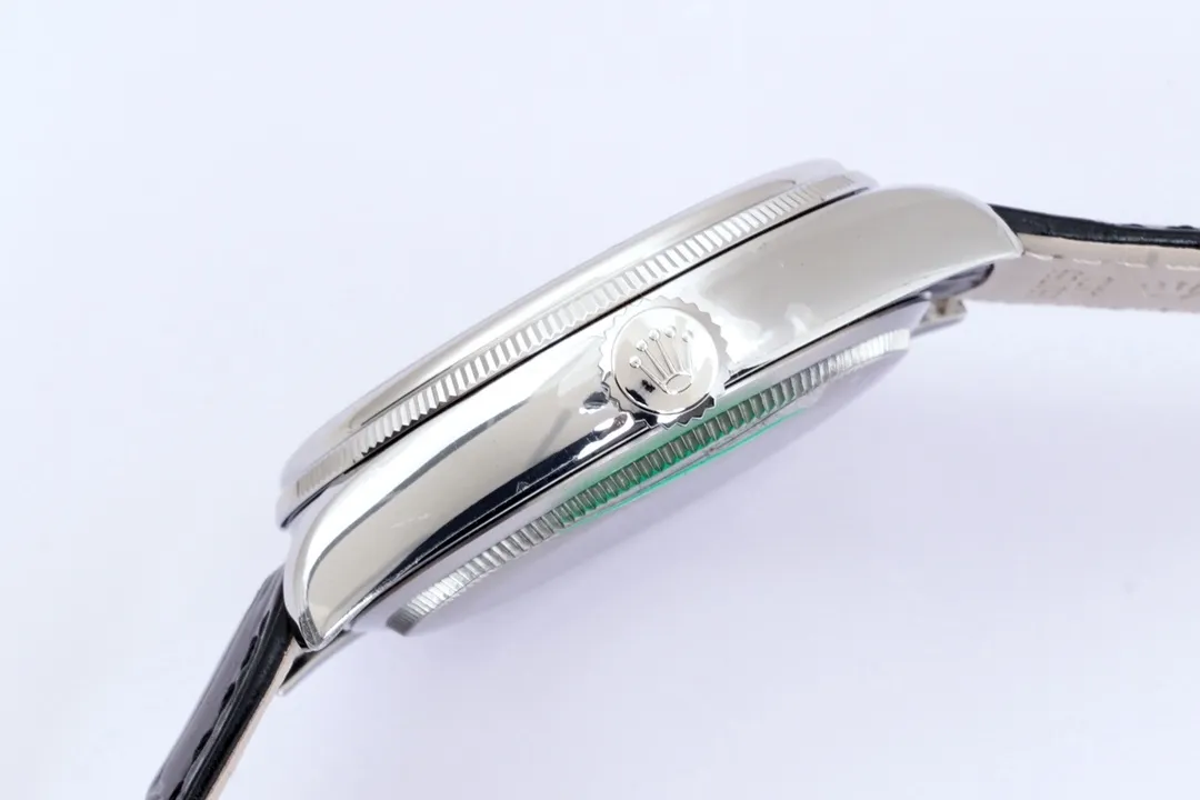New product in 2023, EW Rolex Cellini Datejust 39 1⃣️ is equipped with 3165 self-winding movement. 2⃣️Integrated middle case, screw-in bottom cover and winding crown. 3⃣️The structural dimensions and thickness are the same as the original ones, with a diameter of 39 mm and a thickness of 12.5 mm. 4⃣️Domed sapphire glass, top-notch Italian fully-wrapped cowhide leather straps, synchronizing the timing, thickness, and structure with the original.