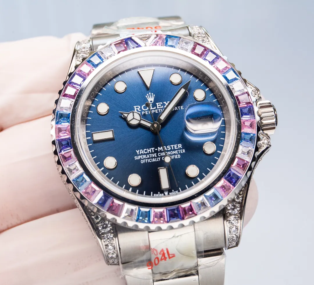 【Top Replica】💰5200! Rolex's global limited gemstone model - the Yacht-Master, pushes the limits aesthetically. On this watch, you can combine your love of jewelry and Swiss watches into one. The bezel, case and buckle are all studded with Swarovski diamonds! A walking work of art, a symbol of identity and status, the aura is clear at a glance! Really stunning! Can't put it down❤️ [Movement] It uses the 3235 fully automatic all-in-one machine with the soul blue hairspring that symbolizes Rolex, and its performance is extremely stable. [Case] ​​The size of the watch is 40mm, and every detail is perfectly reproduced one to one. [Watch strap] Forged from 904L fine steel, the strap has a classic oyster shape, with brushing on both sides and high polishing in the middle. The buckle has the same double safety buckle as the original one, and the buckle engraving is clearly visible. [Mirror] Sapphire mirror. Super luminous text, the color of the text is more delicate, creating a visual effect consistent with the original product! 🍻It is shocking and noble when you use it. You deserve it!