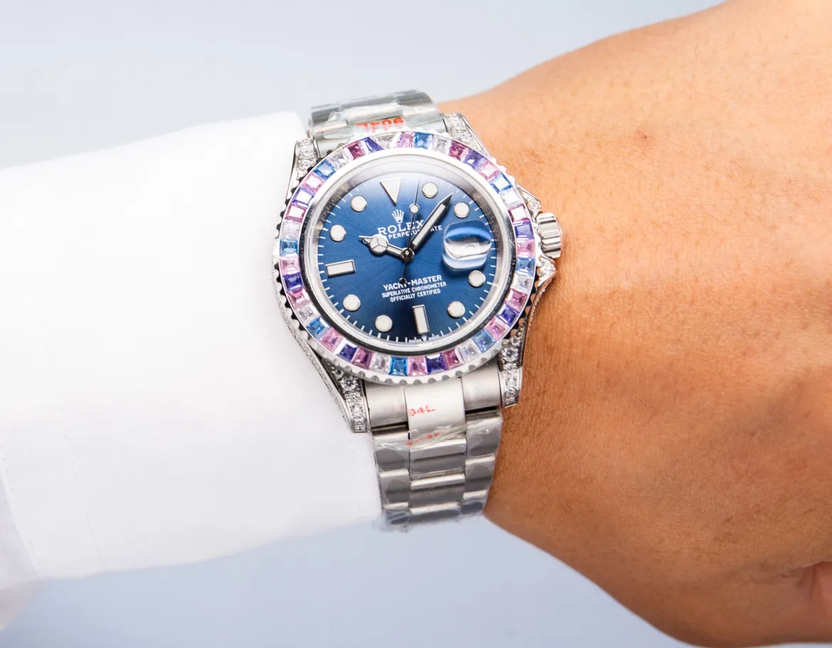 【Top Replica】💰5200! Rolex's global limited gemstone model - the Yacht-Master, pushes the limits aesthetically. On this watch, you can combine your love of jewelry and Swiss watches into one. The bezel, case and buckle are all studded with Swarovski diamonds! A walking work of art, a symbol of identity and status, the aura is clear at a glance! Really stunning! Can't put it down❤️ [Movement] It uses the 3235 fully automatic all-in-one machine with the soul blue hairspring that symbolizes Rolex, and its performance is extremely stable. [Case] ​​The size of the watch is 40mm, and every detail is perfectly reproduced one to one. [Watch strap] Forged from 904L fine steel, the strap has a classic oyster shape, with brushing on both sides and high polishing in the middle. The buckle has the same double safety buckle as the original one, and the buckle engraving is clearly visible. [Mirror] Sapphire mirror. Super luminous text, the color of the text is more delicate, creating a visual effect consistent with the original product! 🍻It is shocking and noble when you use it. You deserve it!