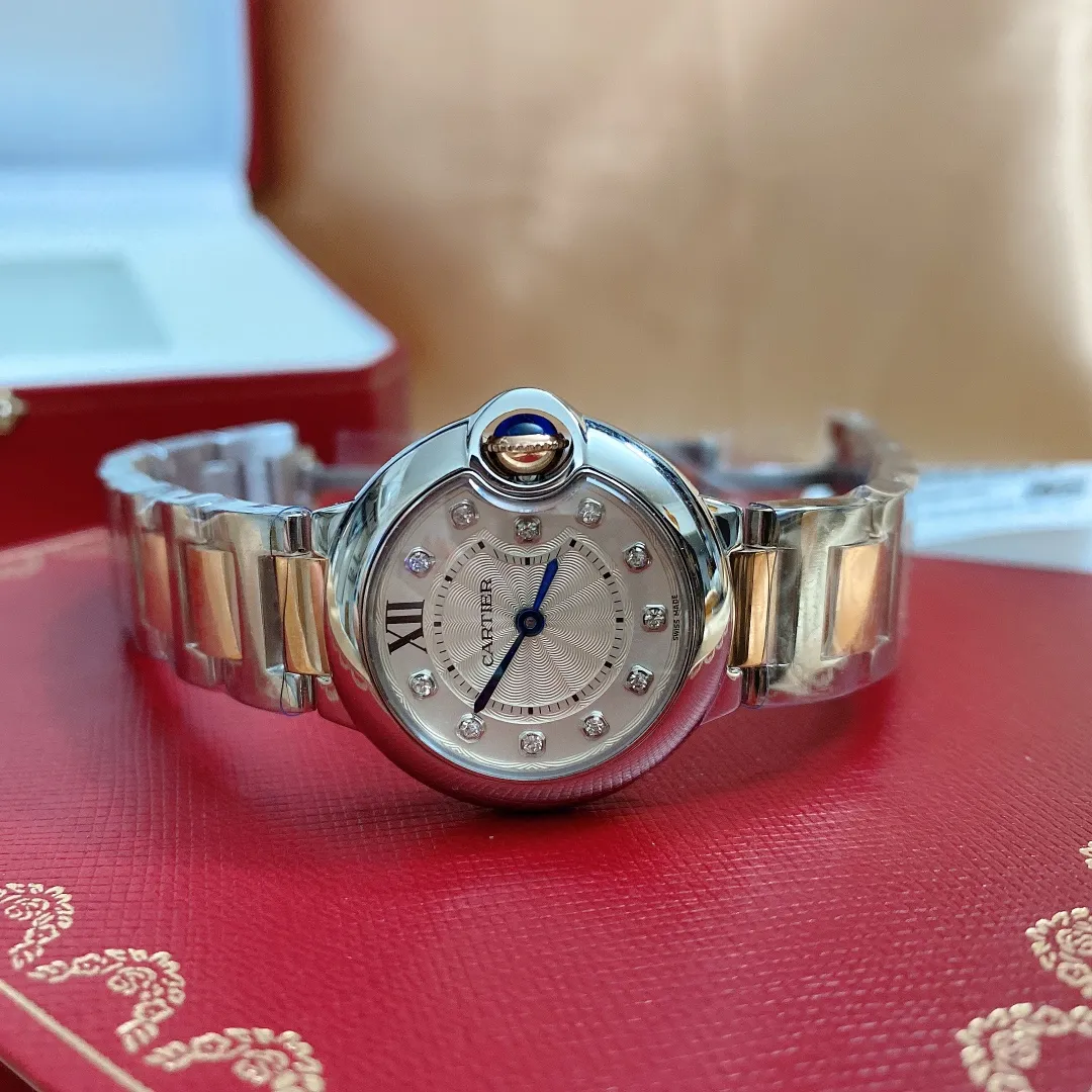 【High-end replica】💰1720! Cartier "Cartier" movement: Swiss imported quartz movement, original 1:1 replica 28MM, convex curved case, sapphire glass, guilloche dial, sword-shaped hands. In the world of Cartier watchmaking, the Ballon Bleu blue balloon watch is famous for its delicate style and elegant style.