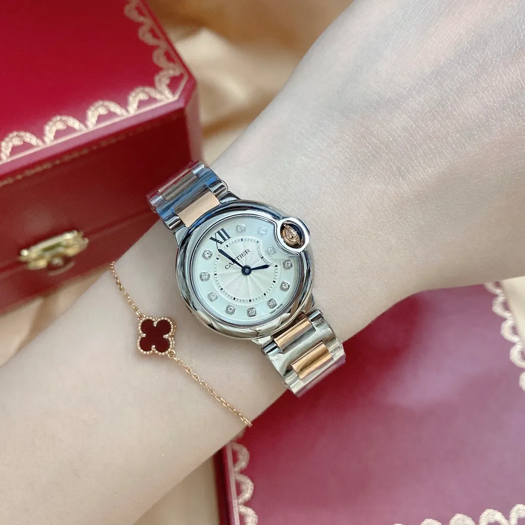 【High-end replica】💰1720! Cartier "Cartier" movement: Swiss imported quartz movement, original 1:1 replica 28MM, convex curved case, sapphire glass, guilloche dial, sword-shaped hands. In the world of Cartier watchmaking, the Ballon Bleu blue balloon watch is famous for its delicate style and elegant style.