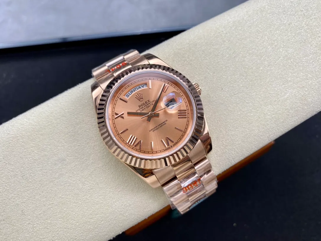 【High-end replica】💰1300! Rolex Dual Calendar Day Date Series 40mm [Diameter] 40mm [Movement] Equipped with imported fully automatic mechanical movement [Ring] Rolex RingCommand triangular pit pattern / aperture [Mirror] Scratch-resistant sapphire glass mirror [Material] Imported 316L stainless steel case [Strap] Stainless steel (Oystersteel) optional three-bead/five-bead chain strap [Buckle] Original buckle Super high quality, more beautiful in kind, market exclusive! Classic men's casual watch, the standard accessory for successful men, allowing you to wear it once and for all!