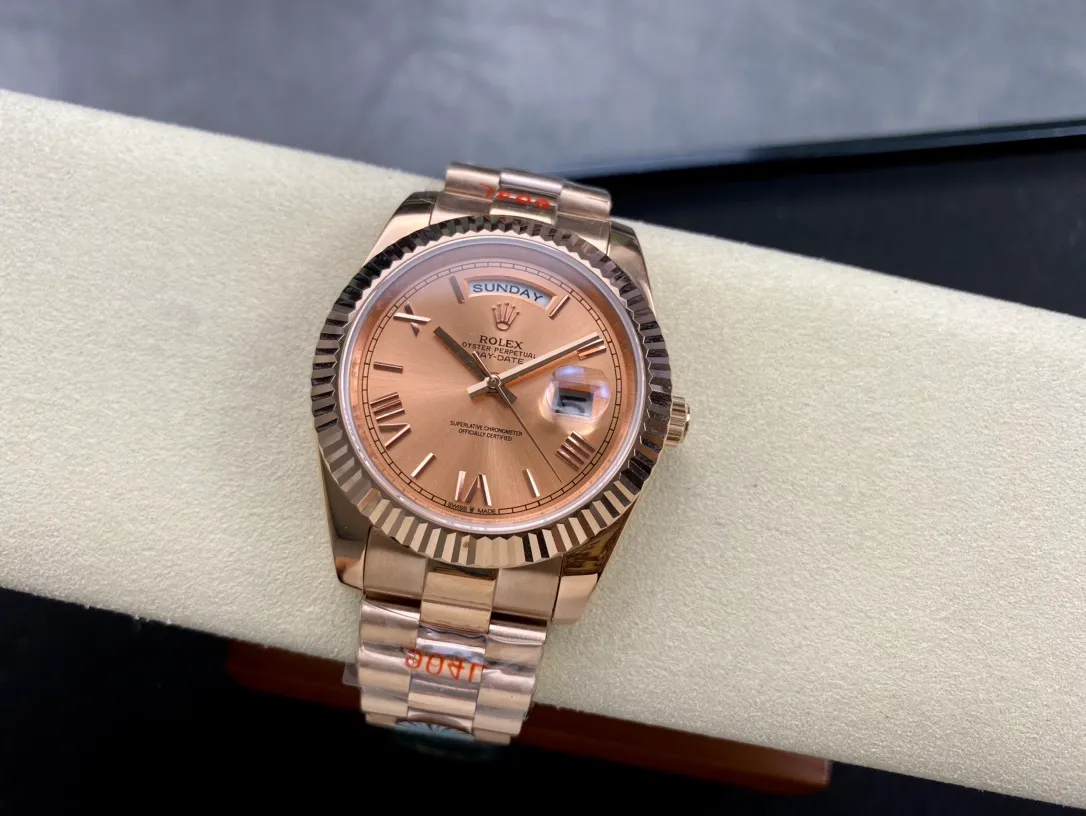 【High-end replica】💰1300! Rolex Dual Calendar Day Date Series 40mm [Diameter] 40mm [Movement] Equipped with imported fully automatic mechanical movement [Ring] Rolex RingCommand triangular pit pattern / aperture [Mirror] Scratch-resistant sapphire glass mirror [Material] Imported 316L stainless steel case [Strap] Stainless steel (Oystersteel) optional three-bead/five-bead chain strap [Buckle] Original buckle Super high quality, more beautiful in kind, market exclusive! Classic men's casual watch, the standard accessory for successful men, allowing you to wear it once and for all!
