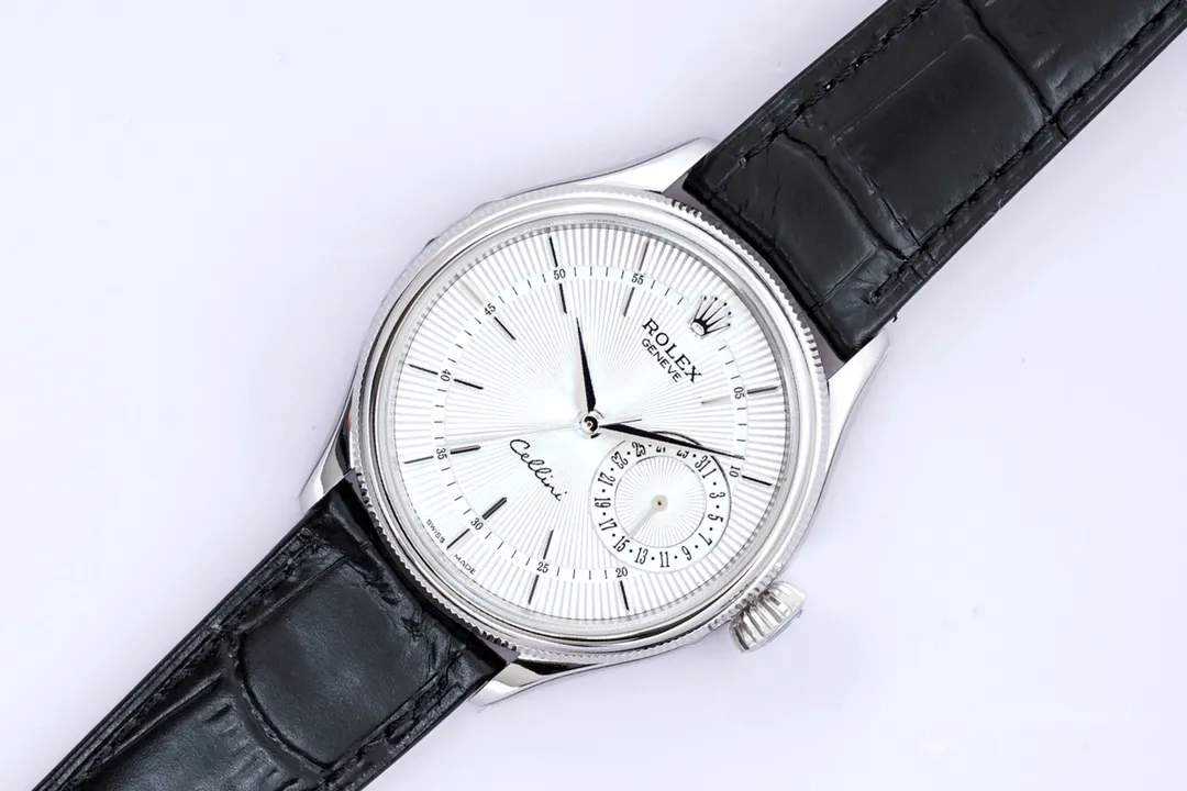 New product in 2023, EW Rolex Cellini Datejust 39 1⃣️ is equipped with 3165 self-winding movement. 2⃣️Integrated middle case, screw-in bottom cover and winding crown. 3⃣️The structural dimensions and thickness are the same as the original ones, with a diameter of 39 mm and a thickness of 12.5 mm. 4⃣️Domed sapphire glass, top-notch Italian fully-wrapped cowhide leather straps, synchronizing the timing, thickness, and structure with the original.