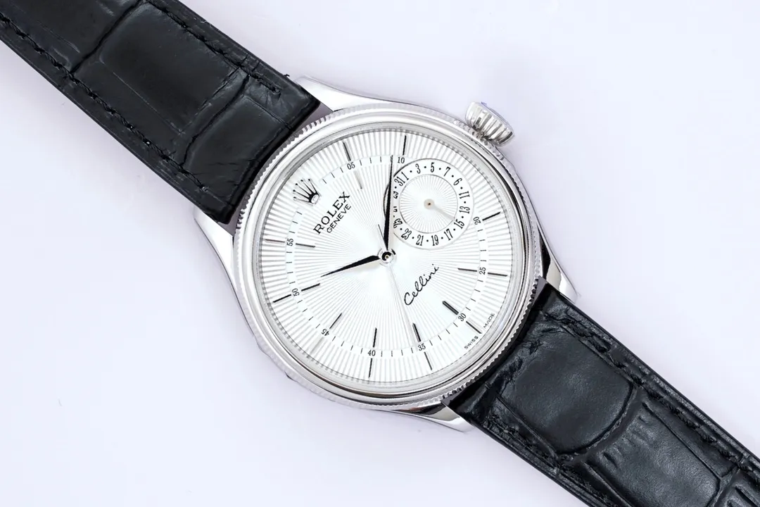 New product in 2023, EW Rolex Cellini Datejust 39 1⃣️ is equipped with 3165 self-winding movement. 2⃣️Integrated middle case, screw-in bottom cover and winding crown. 3⃣️The structural dimensions and thickness are the same as the original ones, with a diameter of 39 mm and a thickness of 12.5 mm. 4⃣️Domed sapphire glass, top-notch Italian fully-wrapped cowhide leather straps, synchronizing the timing, thickness, and structure with the original.