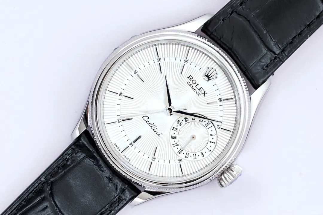 New product in 2023, EW Rolex Cellini Datejust 39 1⃣️ is equipped with 3165 self-winding movement. 2⃣️Integrated middle case, screw-in bottom cover and winding crown. 3⃣️The structural dimensions and thickness are the same as the original ones, with a diameter of 39 mm and a thickness of 12.5 mm. 4⃣️Domed sapphire glass, top-notch Italian fully-wrapped cowhide leather straps, synchronizing the timing, thickness, and structure with the original.