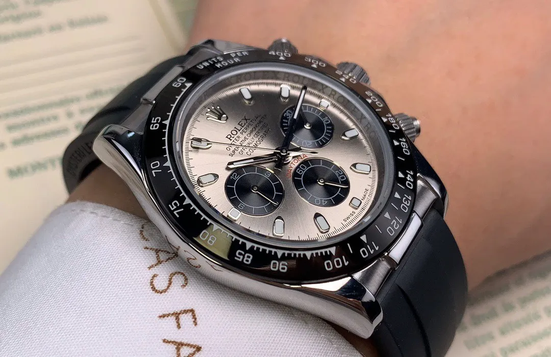 【High-end replica】💰970! Rolex Daytona series [Movement] A customized three-eye enlarged version of the fully automatic mechanical movement is used to make the distance between the three function dials the same as the original. [Case] ​​40mmX13mm deep black ceramic solid outer ring with scales (real ceramic technology, non-scratchable, never fade, texture consistent with the original) [Dial] The function dial font and the dial logo are superimposed and printed using a superimposed printing process. There will be a slight bulge when viewed from the side. The background texture of the disk has been filtered and corrected countless times to ensure that it is 100% consistent with the original. The Rolex metal LOGO on it is separately molded, and it can be compared to the original in terms of three-dimensionality and roundness. The easy-to-read Chroma light luminous display is equipped with long-lasting luminous material. [Mirror] Flat sapphire crystal glass is scratch-resistant, and the effect will never be ghosted, consistent with the original product. ⚠️⚠️ (Six-digit Rolex’s unique anti-counterfeiting mark, small crown👑) [Buckle] Made of imported 316 steel and polished from 1:1 parts. The inner side is sanded and corroded by the Rolex steel seal. The outer buckle safety ring is exactly the same as the genuine one. Perfect in every detail.