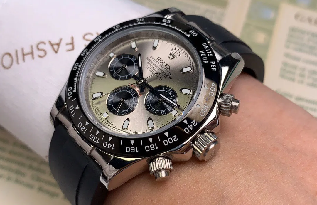 【High-end replica】💰970! Rolex Daytona series [Movement] A customized three-eye enlarged version of the fully automatic mechanical movement is used to make the distance between the three function dials the same as the original. [Case] ​​40mmX13mm deep black ceramic solid outer ring with scales (real ceramic technology, non-scratchable, never fade, texture consistent with the original) [Dial] The function dial font and the dial logo are superimposed and printed using a superimposed printing process. There will be a slight bulge when viewed from the side. The background texture of the disk has been filtered and corrected countless times to ensure that it is 100% consistent with the original. The Rolex metal LOGO on it is separately molded, and it can be compared to the original in terms of three-dimensionality and roundness. The easy-to-read Chroma light luminous display is equipped with long-lasting luminous material. [Mirror] Flat sapphire crystal glass is scratch-resistant, and the effect will never be ghosted, consistent with the original product. ⚠️⚠️ (Six-digit Rolex’s unique anti-counterfeiting mark, small crown👑) [Buckle] Made of imported 316 steel and polished from 1:1 parts. The inner side is sanded and corroded by the Rolex steel seal. The outer buckle safety ring is exactly the same as the genuine one. Perfect in every detail.