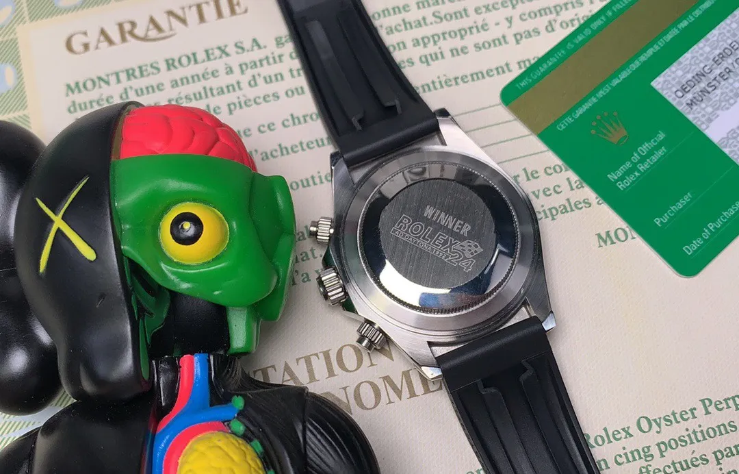 【High-end replica】💰970! Rolex Daytona series [Movement] A customized three-eye enlarged version of the fully automatic mechanical movement is used to make the distance between the three function dials the same as the original. [Case] ​​40mmX13mm deep black ceramic solid outer ring with scales (real ceramic technology, non-scratchable, never fade, texture consistent with the original) [Dial] The function dial font and the dial logo are superimposed and printed using a superimposed printing process. There will be a slight bulge when viewed from the side. The background texture of the disk has been filtered and corrected countless times to ensure that it is 100% consistent with the original. The Rolex metal LOGO on it is separately molded, and it can be compared to the original in terms of three-dimensionality and roundness. The easy-to-read Chroma light luminous display is equipped with long-lasting luminous material. [Mirror] Flat sapphire crystal glass is scratch-resistant, and the effect will never be ghosted, consistent with the original product. ⚠️⚠️ (Six-digit Rolex’s unique anti-counterfeiting mark, small crown👑) [Buckle] Made of imported 316 steel and polished from 1:1 parts. The inner side is sanded and corroded by the Rolex steel seal. The outer buckle safety ring is exactly the same as the genuine one. Perfect in every detail.