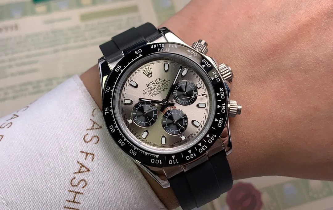 【High-end replica】💰970! Rolex Daytona series [Movement] A customized three-eye enlarged version of the fully automatic mechanical movement is used to make the distance between the three function dials the same as the original. [Case] ​​40mmX13mm deep black ceramic solid outer ring with scales (real ceramic technology, non-scratchable, never fade, texture consistent with the original) [Dial] The function dial font and the dial logo are superimposed and printed using a superimposed printing process. There will be a slight bulge when viewed from the side. The background texture of the disk has been filtered and corrected countless times to ensure that it is 100% consistent with the original. The Rolex metal LOGO on it is separately molded, and it can be compared to the original in terms of three-dimensionality and roundness. The easy-to-read Chroma light luminous display is equipped with long-lasting luminous material. [Mirror] Flat sapphire crystal glass is scratch-resistant, and the effect will never be ghosted, consistent with the original product. ⚠️⚠️ (Six-digit Rolex’s unique anti-counterfeiting mark, small crown👑) [Buckle] Made of imported 316 steel and polished from 1:1 parts. The inner side is sanded and corroded by the Rolex steel seal. The outer buckle safety ring is exactly the same as the genuine one. Perfect in every detail.