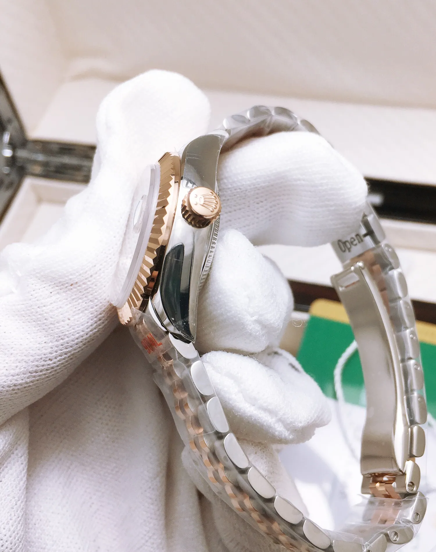 【Top replica】💰4500! Top-notch workmanship from Taiwan factory [ZL Factory 2021 new masterpiece highly recommended] the latest Rolex Women’s Datejust 28MM Datejust watch! 1⃣️The case diameter remains the same as the original 28MM. The stainless steel watch case is forged from 904L stainless steel, which is durable! 2⃣️With the original imported Japanese movement, more goddesses have multiple choices. The performance is extremely stable. Its shock resistance and geometric structure enable the movement to maintain regular operation in any position. 3⃣️The triangular grooved bottom cover is tightened with special tools to completely seal the watch case. The winding crown adopts a double buckle lock dual waterproof system and is firmly screwed to the watch case, making it more waterproof. 4⃣️A small window convex lens is installed at 3 o'clock to enlarge the date display of the watch, making it easier to read the date. The waterproof Oyster case of the women's journal type provides the best protection for the high-precision movement! 5⃣️904L watch strap and new double-headed connection method under the outer ring (can be used with the original), concealed folding crown buckle, opened with an articulated Rolex crown logo. 6⃣️One watch, one card, one code. Every exquisite detail is the sincerity of the ingenuity developed by the Taiwan factory!