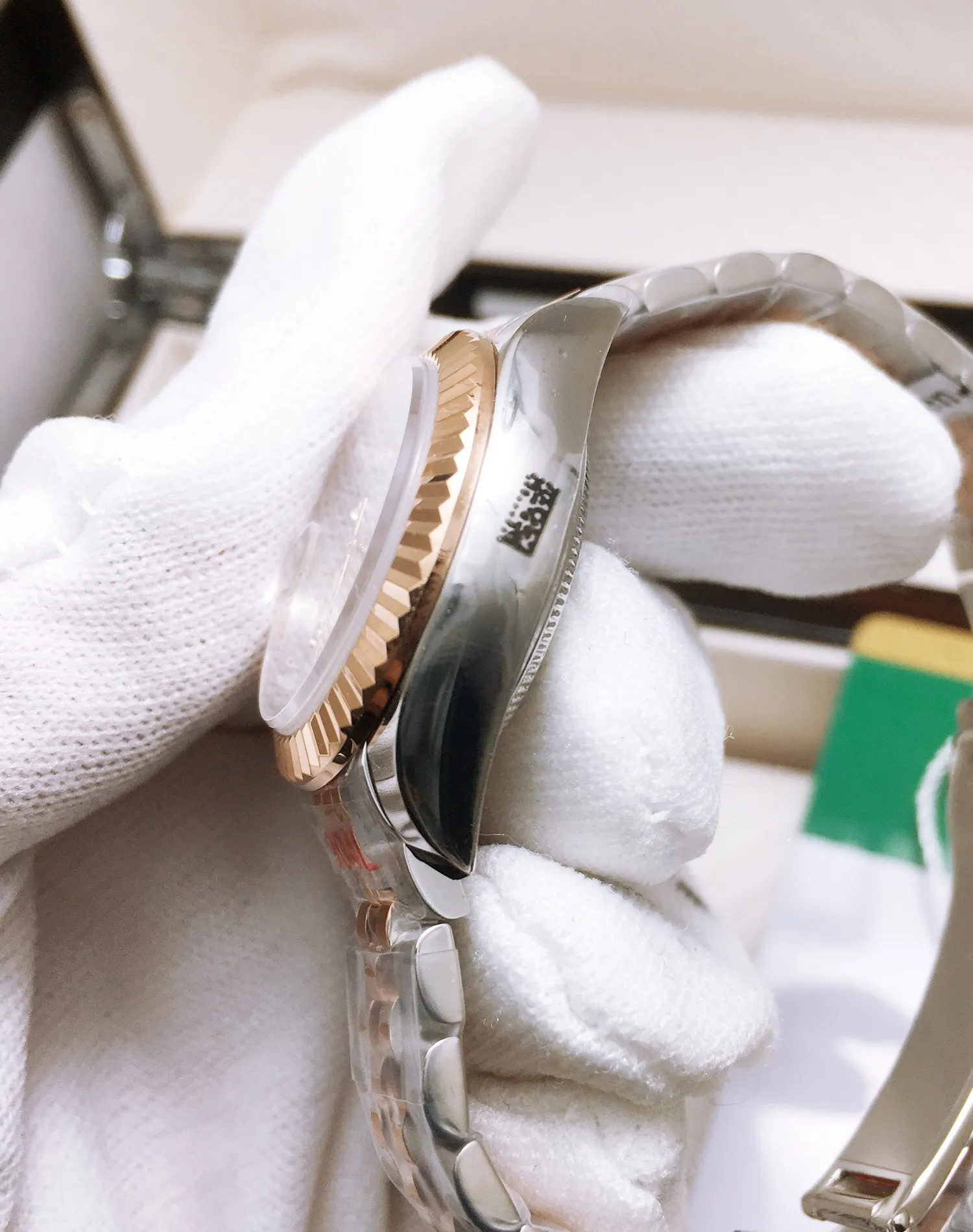 【Top replica】💰4500! Top-notch workmanship from Taiwan factory [ZL Factory 2021 new masterpiece highly recommended] the latest Rolex Women’s Datejust 28MM Datejust watch! 1⃣️The case diameter remains the same as the original 28MM. The stainless steel watch case is forged from 904L stainless steel, which is durable! 2⃣️With the original imported Japanese movement, more goddesses have multiple choices. The performance is extremely stable. Its shock resistance and geometric structure enable the movement to maintain regular operation in any position. 3⃣️The triangular grooved bottom cover is tightened with special tools to completely seal the watch case. The winding crown adopts a double buckle lock dual waterproof system and is firmly screwed to the watch case, making it more waterproof. 4⃣️A small window convex lens is installed at 3 o'clock to enlarge the date display of the watch, making it easier to read the date. The waterproof Oyster case of the women's journal type provides the best protection for the high-precision movement! 5⃣️904L watch strap and new double-headed connection method under the outer ring (can be used with the original), concealed folding crown buckle, opened with an articulated Rolex crown logo. 6⃣️One watch, one card, one code. Every exquisite detail is the sincerity of the ingenuity developed by the Taiwan factory!