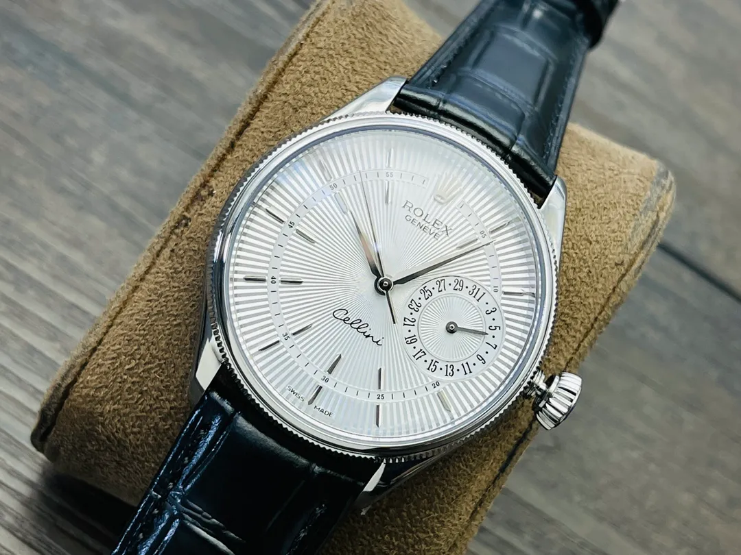 【Top replica】💰3300! Rolex Cellini Date! Coming strong! [Size] 39 mm, thickness 11.5 mm! [Movement] Equipped with a customized version of Rolex 3165 integrated movement, the large three-hand and small-hand calendar function are the same as the original version! [Case] ​​316L fine steel, top-grade thick gold plating + anti-oxidation protection, restoring the essence! [Literal] Manufacturing process of carving wavy bottom, the texture is super three-dimensional! [Pointer] Original top-notch flower batch craftsmanship! [Mirror] Sapphire glass crystal mirror! [Strap + Button] A soft American-like cowhide leather strap with clear knots and top-notch full hemming technology. It is the same as the original pin buckle for easy use! 2024's ingenious masterpiece creates an authentic experience and brings you a different authentic feeling. Welcome all watch friends to taste it!