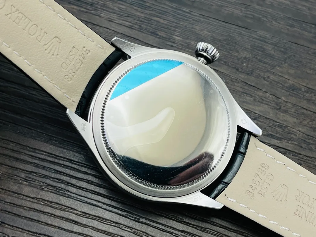 【Top replica】💰3300! Rolex Cellini Date! Coming strong! [Size] 39 mm, thickness 11.5 mm! [Movement] Equipped with a customized version of Rolex 3165 integrated movement, the large three-hand and small-hand calendar function are the same as the original version! [Case] ​​316L fine steel, top-grade thick gold plating + anti-oxidation protection, restoring the essence! [Literal] Manufacturing process of carving wavy bottom, the texture is super three-dimensional! [Pointer] Original top-notch flower batch craftsmanship! [Mirror] Sapphire glass crystal mirror! [Strap + Button] A soft American-like cowhide leather strap with clear knots and top-notch full hemming technology. It is the same as the original pin buckle for easy use! 2024's ingenious masterpiece creates an authentic experience and brings you a different authentic feeling. Welcome all watch friends to taste it!