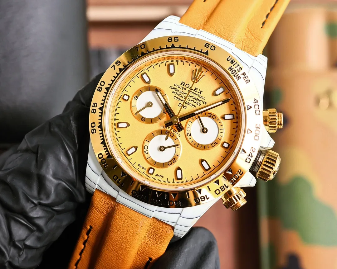 【Top replica】💰6500! The carbon fiber customized version of the TW Factory ROLEX Universe Chronograph Daytona series, the watch is not only light to wear, but also hard in appearance. And each watch has a unique carbon fiber pattern material. [Case] ​​The size of the watch is 40X12.4, which is consistent with the original. The strength of the Tw factory casts the unique style of carbon fiber Rolex. Unique to the market, the entire case, bezel and bottom cover are made of high-composite carbon fiber and super luminous powder. The details are hand-chamfered and polished. The texture is extraordinary. [Strap Buckle] The strap is made of artificial fiber woven straps, which is breathable, comfortable and soft in texture. [Movement] Using the latest accurate and mature 4801 movement (the functional thickness is the same as 4130), it perfectly realizes powerful functions and is the king of cost performance! ! !