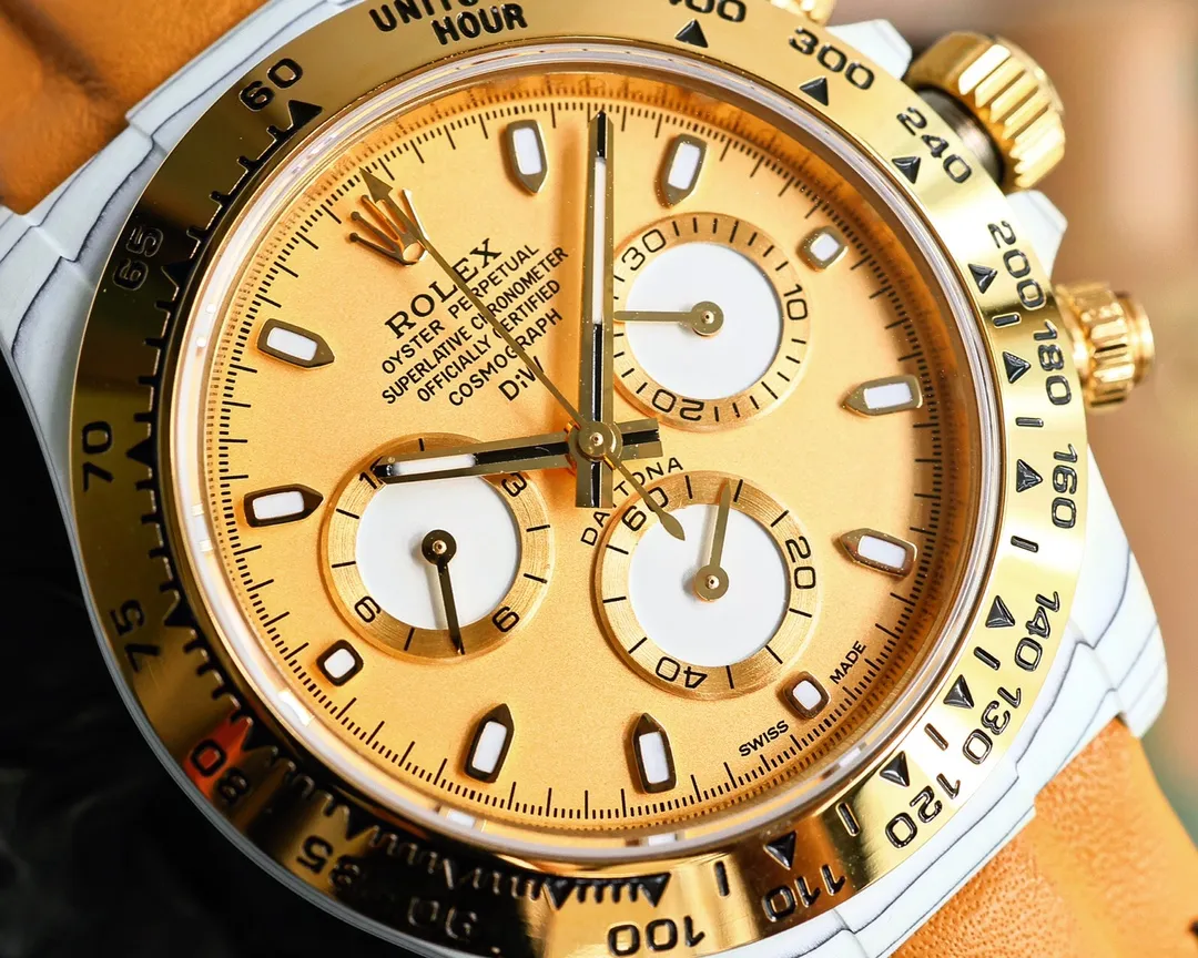 【Top replica】💰6500! The carbon fiber customized version of the TW Factory ROLEX Universe Chronograph Daytona series, the watch is not only light to wear, but also hard in appearance. And each watch has a unique carbon fiber pattern material. [Case] ​​The size of the watch is 40X12.4, which is consistent with the original. The strength of the Tw factory casts the unique style of carbon fiber Rolex. Unique to the market, the entire case, bezel and bottom cover are made of high-composite carbon fiber and super luminous powder. The details are hand-chamfered and polished. The texture is extraordinary. [Strap Buckle] The strap is made of artificial fiber woven straps, which is breathable, comfortable and soft in texture. [Movement] Using the latest accurate and mature 4801 movement (the functional thickness is the same as 4130), it perfectly realizes powerful functions and is the king of cost performance! ! !
