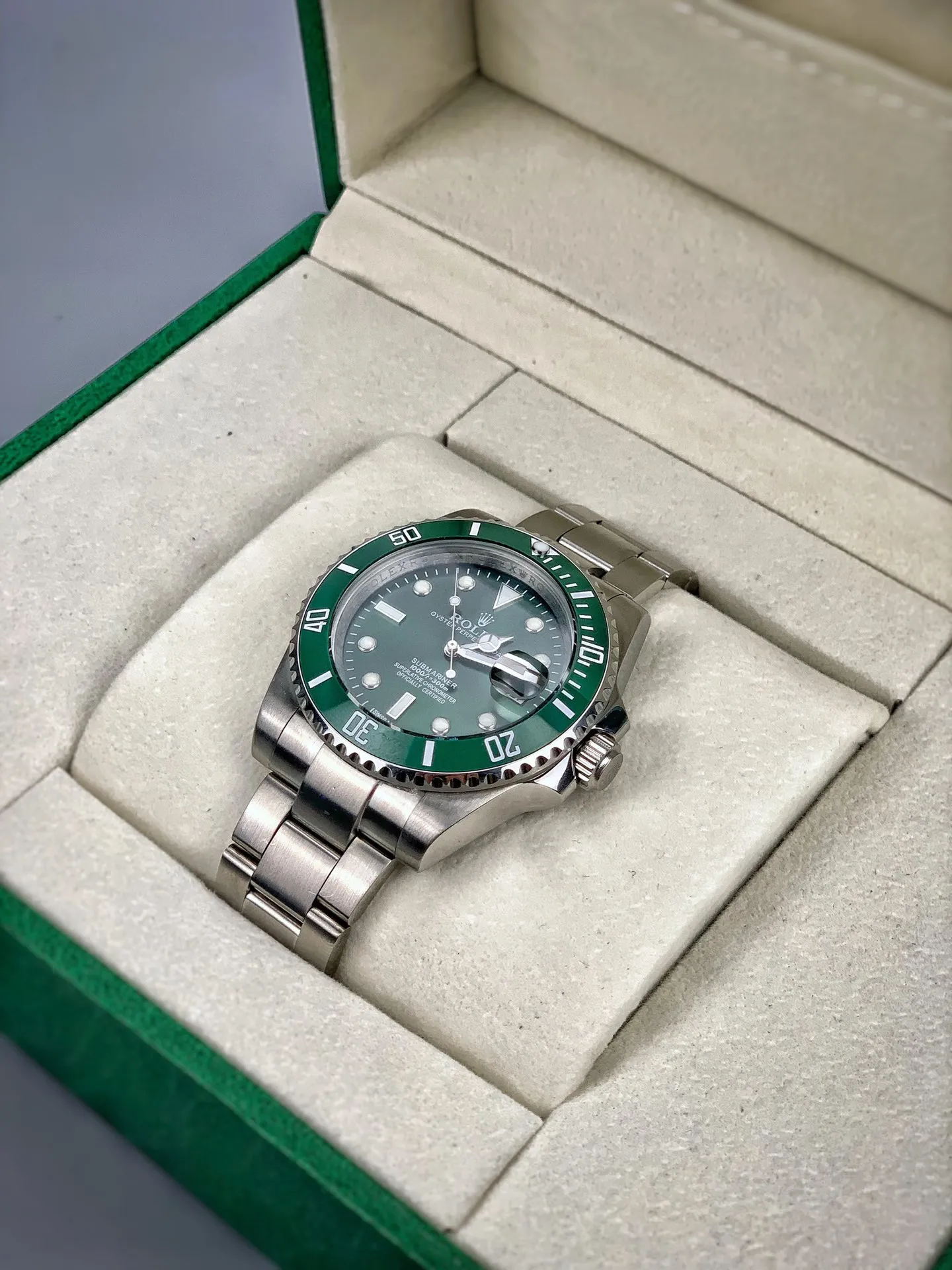 【Foreign trade import】💰850! The Rolex Green Water Ghost counter has increased to 110,000. It is so handsome that it must be sold every day. Feel free to compare various 500-1000 pig-killing versions on the market to avoid being cheated. Look for real photos and avoid detours. 🔥One watch is hard to find at the counter. Rolex Green Water Ghost # Same dial rotation function as the original # Solid stainless steel material pure waterjet cutting and brushing # Fully automatic imported mechanical movement Stable travel time Real mechanical watch # Original safety clasp, polished etching process steel seal on the inside of the clasp, super luminous effect # Full set of packaging including invoice, warranty certificate, UnionPay gift box, one step