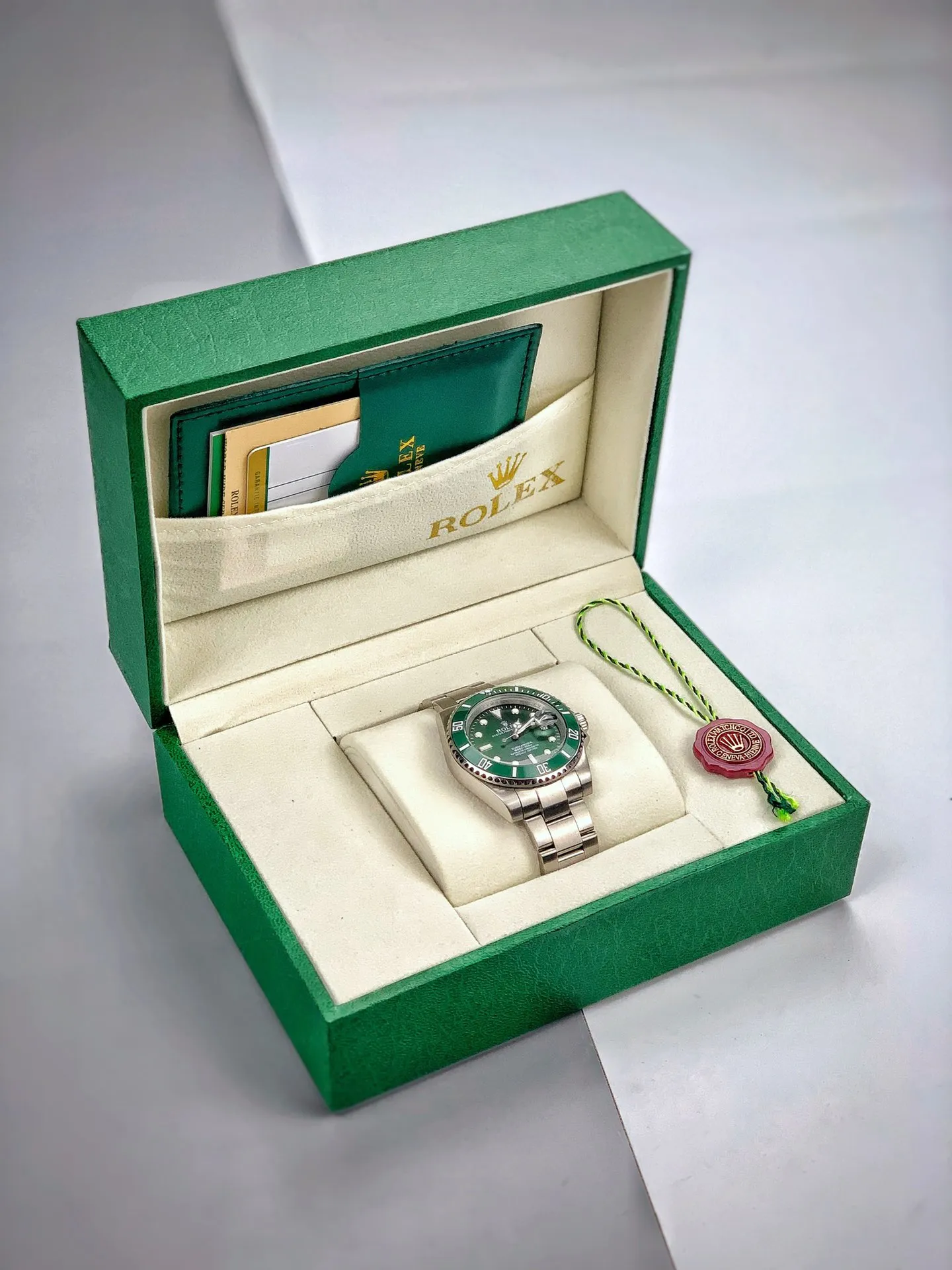 【Foreign trade import】💰850! The Rolex Green Water Ghost counter has increased to 110,000. It is so handsome that it must be sold every day. Feel free to compare various 500-1000 pig-killing versions on the market to avoid being cheated. Look for real photos and avoid detours. 🔥One watch is hard to find at the counter. Rolex Green Water Ghost # Same dial rotation function as the original # Solid stainless steel material pure waterjet cutting and brushing # Fully automatic imported mechanical movement Stable travel time Real mechanical watch # Original safety clasp, polished etching process steel seal on the inside of the clasp, super luminous effect # Full set of packaging including invoice, warranty certificate, UnionPay gift box, one step