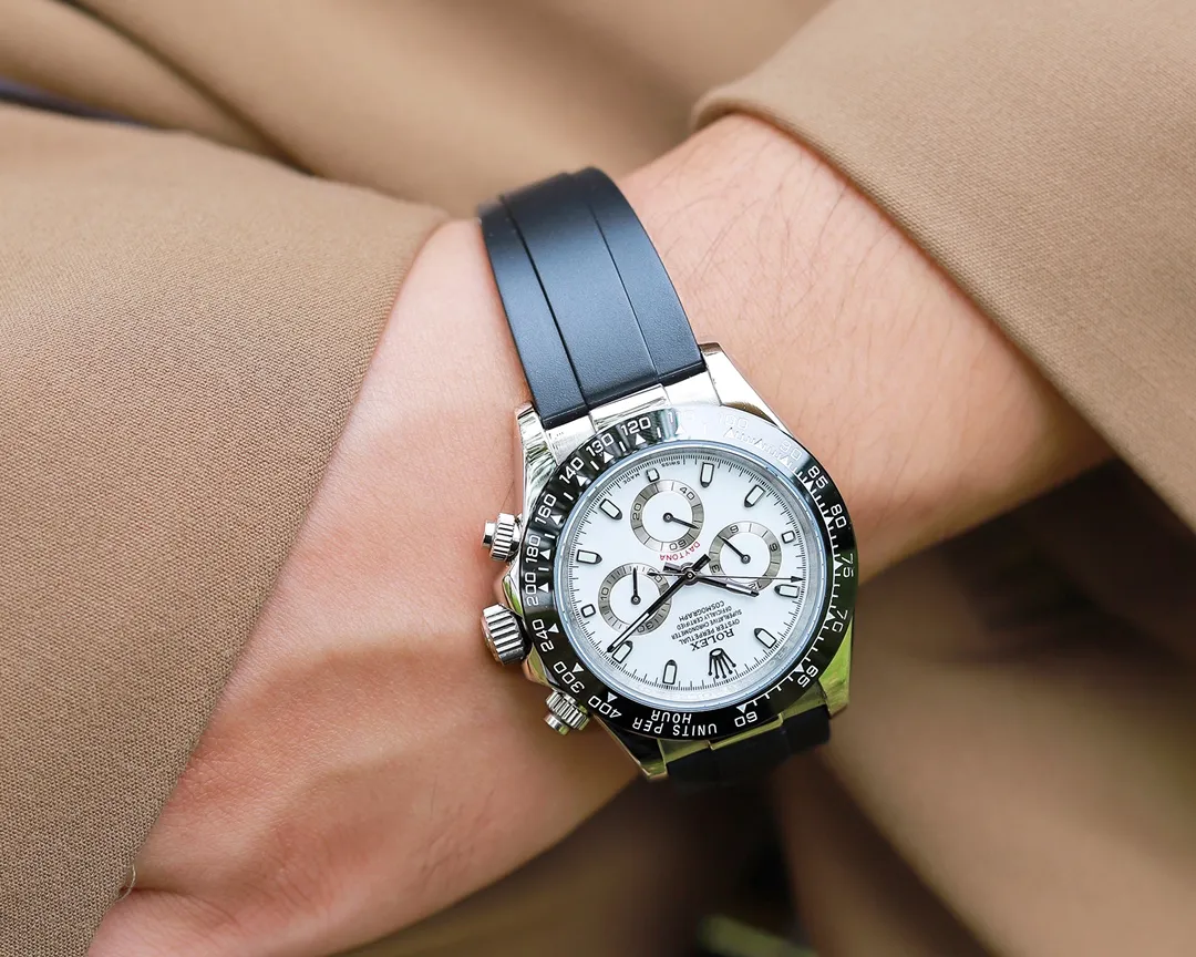 【Foreign Trade Import】💰1720! Rolex Daytona Series [Movement] A customized three-eye enlarged version of the fully automatic mechanical movement is used to ensure that the distance between the three function dials is consistent with the genuine product. [Case] ​​40mmX13mm deep black ceramic solid outer ring with tachymeter scale (made of real ceramic technology, non-scratchable, never faded, texture consistent with the genuine product) [Dial] Function dial fonts and dial logos are superimposed and printed using a superimposed printing process. There will be a slight bulge when viewed from the side. The background texture of the disk has been filtered and corrected countless times to ensure that it is 100% consistent with the original. The Rolex metal LOGO on it is separately molded, and it can be compared to the original in terms of three-dimensionality and roundness. The easy-to-read Chroma light luminous display is equipped with long-lasting luminous material. [Mirror] Flat sapphire crystal glass is scratch-resistant, and the effect will never be ghosted, consistent with the original product. ⚠️⚠️ (Six-digit Rolex's unique anti-counterfeiting mark, small crown👑) [Buckle] Made of imported 316 steel and polished from 1:1 parts. The inner side is sanded and corroded by the Rolex steel seal. The external buckle safety ring is exactly the same as the original one. ⌚️⌚️ Produced by Tt Factory, perfect in every detail.