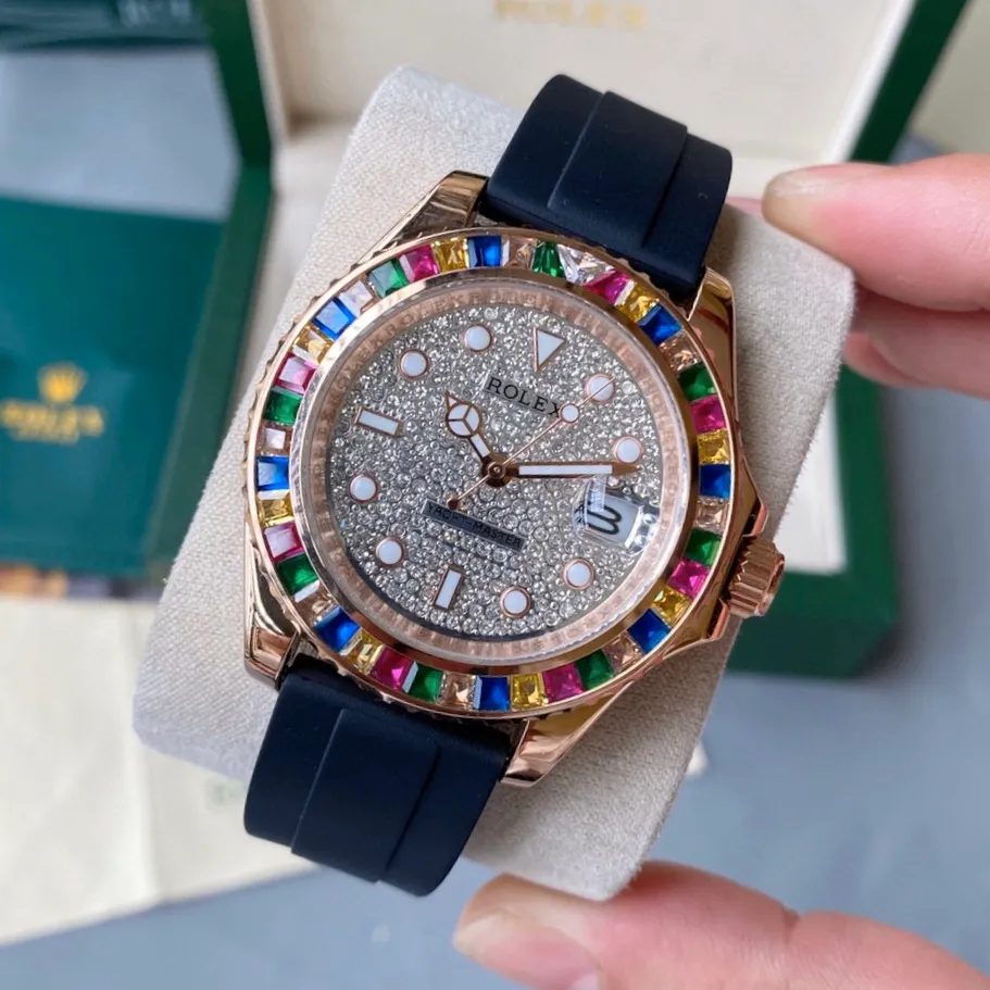 【Top replica】💰1920! The Rolex Candy ROLEX luxury limited edition watch, a yacht-master set with colored gemstones, pushes the limits aesthetically; the watch is like a dazzling rainbow! This is one of Rolex’s famous classic nautical series, and it is also a fine jewelry. On this watch, you can combine your love of jewelry and Swiss precision into one. The bottom cover is screwed and sealed by a special tool, and the winding crown is also an exquisite design. It is firmly screwed to the case, with a rotatable gem ring, a thickened sapphire mirror, a breathable and comfortable rubber strap, tough, soft and comfortable, and diamond-cut crystal-plated stones! Hard and shiny! Sapphire mirror, original buckle, diamond-encrusted, built-in fully automatic mechanical movement imported from Hong Kong🔥The top products are constantly produced🔥