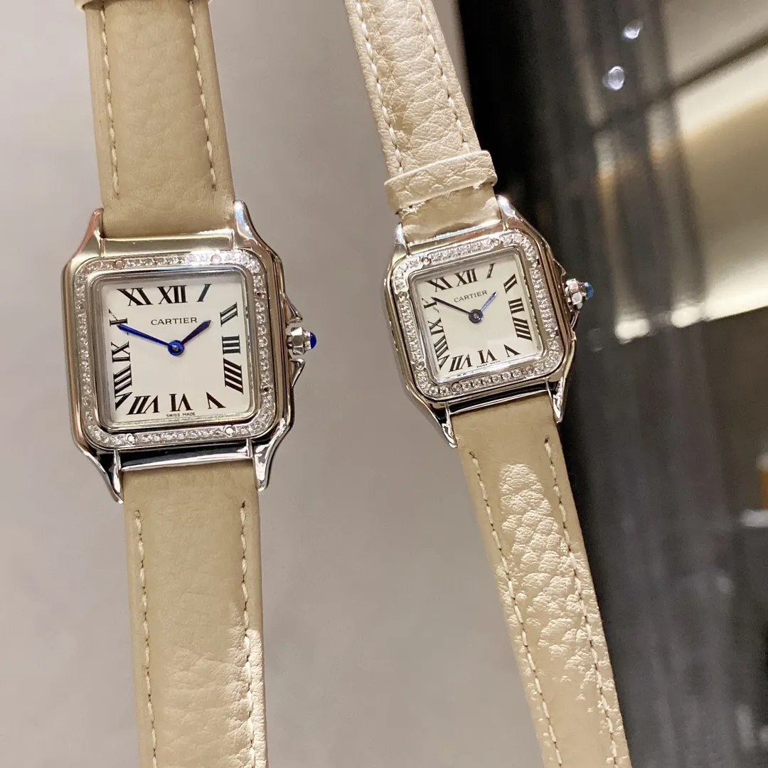 【Foreign trade import】💰920! Cartier Panthère de Cartier cheetah watch, gorgeous and unruly, is the aesthetic style conveyed by Panthère de Cartier cheetah. Its lines are smooth, charming, soft and docile on the wrist, as if dancing on the skin. The unique shape highlights a mature, elegant, confident and attractive female image. The case is one-piece, 27mm medium size, 22mm small size, equipped with original Swiss quartz movement, 316L stainless steel case, crown inlaid with a synthetic blue spinel, silver-plated dial, sword-shaped blue steel hands.