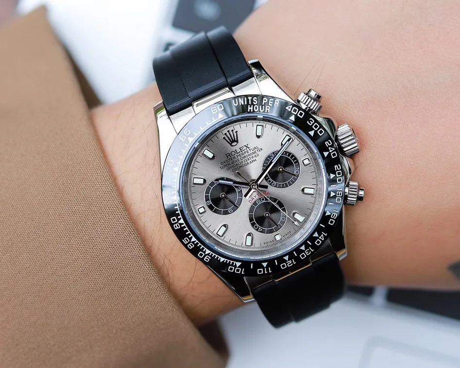 【High-end replica】💰1160! Rolex Daytona Series [Movement] A customized three-eye enlarged version of the fully automatic mechanical movement is used to ensure that the distance between the three function dials is consistent with the genuine product. [Case] ​​40mmX13mm deep black ceramic solid outer ring with tachymeter scale (made of real ceramic technology, non-scratchable, never faded, texture consistent with the genuine product) [Dial] Function dial fonts and dial logos are superimposed and printed using a superimposed printing process. There will be a slight bulge when viewed from the side. The background texture of the disk has been filtered and corrected countless times to ensure that it is 100% consistent with the original. The Rolex metal LOGO on it is separately molded, and it can be compared to the original in terms of three-dimensionality and roundness. The easy-to-read Chroma light luminous display is equipped with long-lasting luminous material. [Mirror] Flat sapphire crystal glass is scratch-resistant, and the effect will never be ghosted, consistent with the original product. ⚠️⚠️ (Six-digit Rolex's unique anti-counterfeiting mark, small crown👑) [Buckle] Made of imported 316 steel and polished from 1:1 parts. The inner side is sanded and corroded by the Rolex steel seal. The external buckle safety ring is exactly the same as the original one. ⌚️⌚️ Produced by Tt Factory, perfect in every detail.