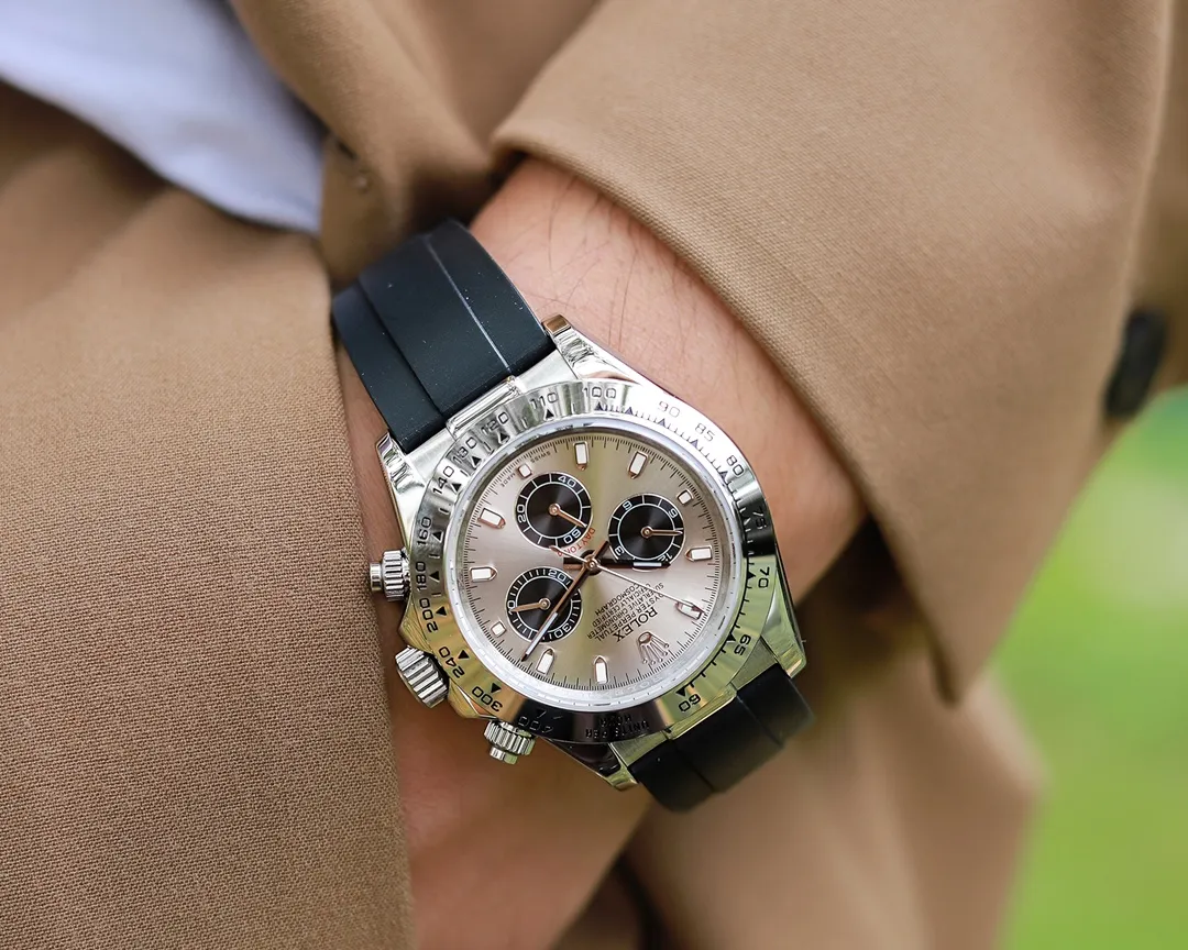 【High-end replica】💰1160! Rolex Daytona Series [Movement] A customized three-eye enlarged version of the fully automatic mechanical movement is used to ensure that the distance between the three function dials is consistent with the genuine product. [Case] ​​40mmX13mm deep black ceramic solid outer ring with tachymeter scale (made of real ceramic technology, non-scratchable, never faded, texture consistent with the genuine product) [Dial] Function dial fonts and dial logos are superimposed and printed using a superimposed printing process. There will be a slight bulge when viewed from the side. The background texture of the disk has been filtered and corrected countless times to ensure that it is 100% consistent with the original. The Rolex metal LOGO on it is separately molded, and it can be compared to the original in terms of three-dimensionality and roundness. The easy-to-read Chroma light luminous display is equipped with long-lasting luminous material. [Mirror] Flat sapphire crystal glass is scratch-resistant, and the effect will never be ghosted, consistent with the original product. ⚠️⚠️ (Six-digit Rolex's unique anti-counterfeiting mark, small crown👑) [Buckle] Made of imported 316 steel and polished from 1:1 parts. The inner side is sanded and corroded by the Rolex steel seal. The external buckle safety ring is exactly the same as the original one. ⌚️⌚️ Produced by Tt Factory, perfect in every detail.