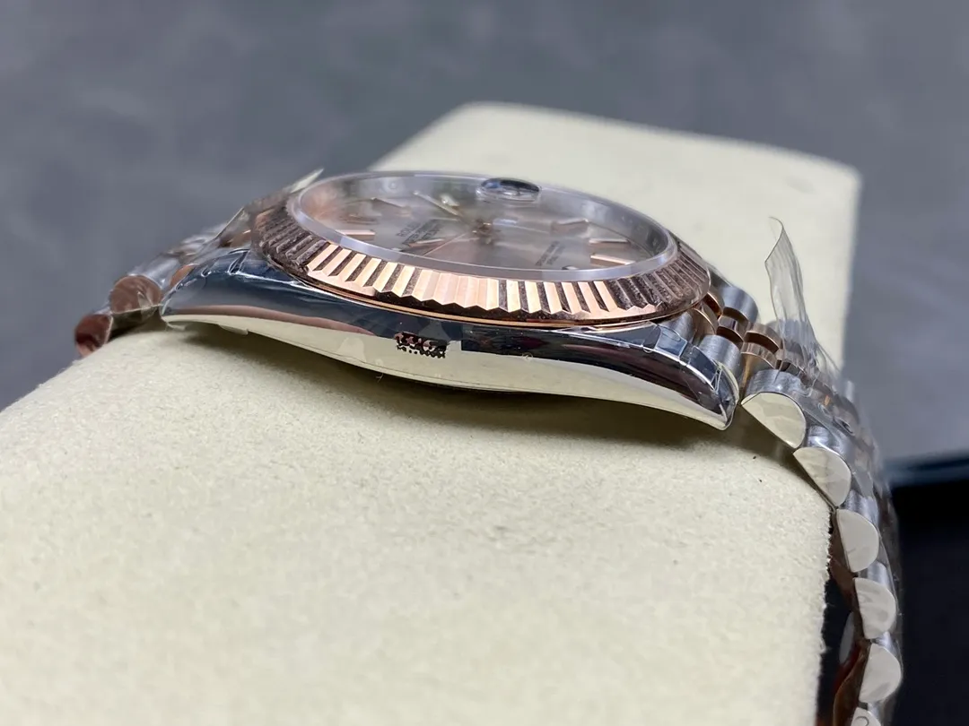 【High-end replica】💰1240! 【Customized all-in-one machine】💰1900! [Top replica] Private chat! ! ! The Rolex Datejust 41mm series creates a classic watch model. 1: The movement adopts Swiss 3235 movement. 2: In terms of material, the overall material is made of 904 steel. The curvature of the side of the case is polished in place, and the thickness of the side is consistent with the original. 3: Classic dog tooth collar. The platinum (electroplated) ring presents a radiant light effect that is extremely close to the original version, and the triangular pit pattern is clean and neat. 4: The watch mirror is made of real sapphire mirror, which increases the transparency of the watch. At the same time, it has been treated with anti-glare technology, making it very convenient to read watch data and has high hardness. 5: The only synchronous original thickness in the market is 11.5mm. This picture was taken in top reproduction quality!
