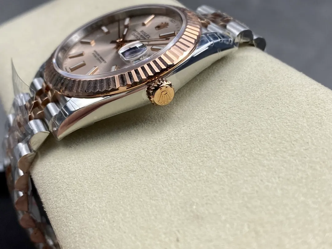 【High-end replica】💰1240! 【Customized all-in-one machine】💰1900! [Top replica] Private chat! ! ! The Rolex Datejust 41mm series creates a classic watch model. 1: The movement adopts Swiss 3235 movement. 2: In terms of material, the overall material is made of 904 steel. The curvature of the side of the case is polished in place, and the thickness of the side is consistent with the original. 3: Classic dog tooth collar. The platinum (electroplated) ring presents a radiant light effect that is extremely close to the original version, and the triangular pit pattern is clean and neat. 4: The watch mirror is made of real sapphire mirror, which increases the transparency of the watch. At the same time, it has been treated with anti-glare technology, making it very convenient to read watch data and has high hardness. 5: The only synchronous original thickness in the market is 11.5mm. This picture was taken in top reproduction quality!