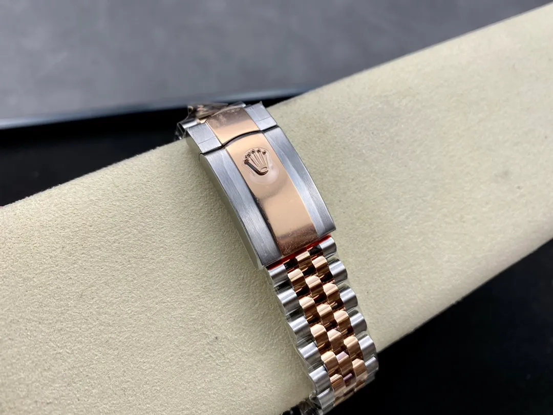 【High-end replica】💰1240! 【Customized all-in-one machine】💰1900! [Top replica] Private chat! ! ! The Rolex Datejust 41mm series creates a classic watch model. 1: The movement adopts Swiss 3235 movement. 2: In terms of material, the overall material is made of 904 steel. The curvature of the side of the case is polished in place, and the thickness of the side is consistent with the original. 3: Classic dog tooth collar. The platinum (electroplated) ring presents a radiant light effect that is extremely close to the original version, and the triangular pit pattern is clean and neat. 4: The watch mirror is made of real sapphire mirror, which increases the transparency of the watch. At the same time, it has been treated with anti-glare technology, making it very convenient to read watch data and has high hardness. 5: The only synchronous original thickness in the market is 11.5mm. This picture was taken in top reproduction quality!