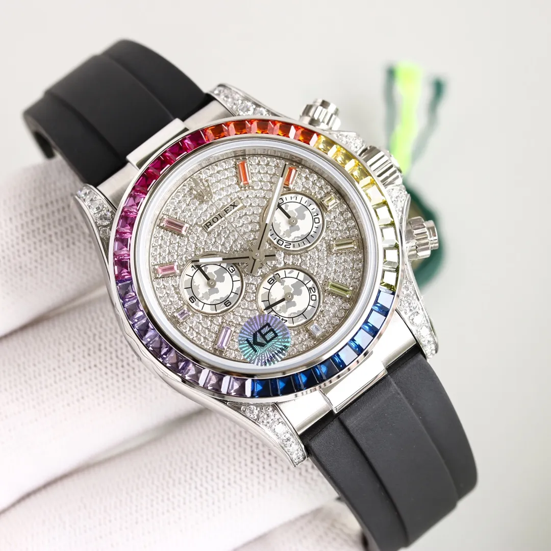 💎【SGP Factory】Latest masterpiece Cosmograph Rolex Daytona: The outer ring is inlaid with rainbow gradient sapphires, replacing the classic speedometer outer ring. The lugs and crown shoulder guards are inlaid with 56 round-cut diamonds. Each process is refined and rigorous to ensure that the angle color is as brilliant as the original version. Eye-catching [1] The dial is inlaid with 11 🌈 sapphire hour markers, corresponding to the color of the gemstones on the outer ring [2] The sapphire case has the same height, and the shell body is slim [3] It adopts imported natural rubber strap, which has a soft and delicate texture and is very comfortable to wear. The buckle details are flawlessly processed [4] equipped with 7750 mechanical chronograph movement