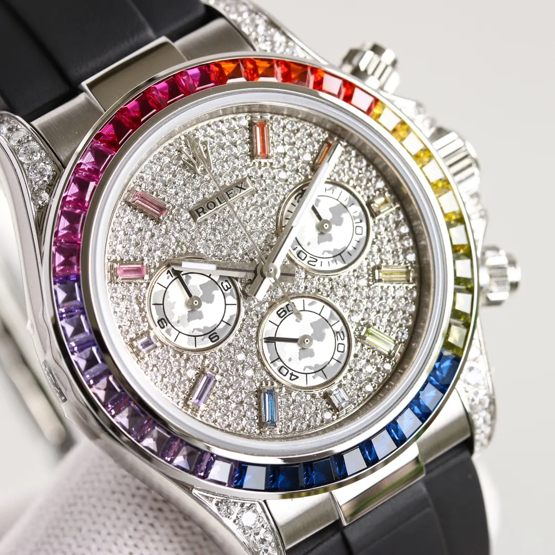 💎【SGP Factory】Latest masterpiece Cosmograph Rolex Daytona: The outer ring is inlaid with rainbow gradient sapphires, replacing the classic speedometer outer ring. The lugs and crown shoulder guards are inlaid with 56 round-cut diamonds. Each process is refined and rigorous to ensure that the angle color is as brilliant as the original version. Eye-catching [1] The dial is inlaid with 11 🌈 sapphire hour markers, corresponding to the color of the gemstones on the outer ring [2] The sapphire case has the same height, and the shell body is slim [3] It adopts imported natural rubber strap, which has a soft and delicate texture and is very comfortable to wear. The buckle details are flawlessly processed [4] equipped with 7750 mechanical chronograph movement